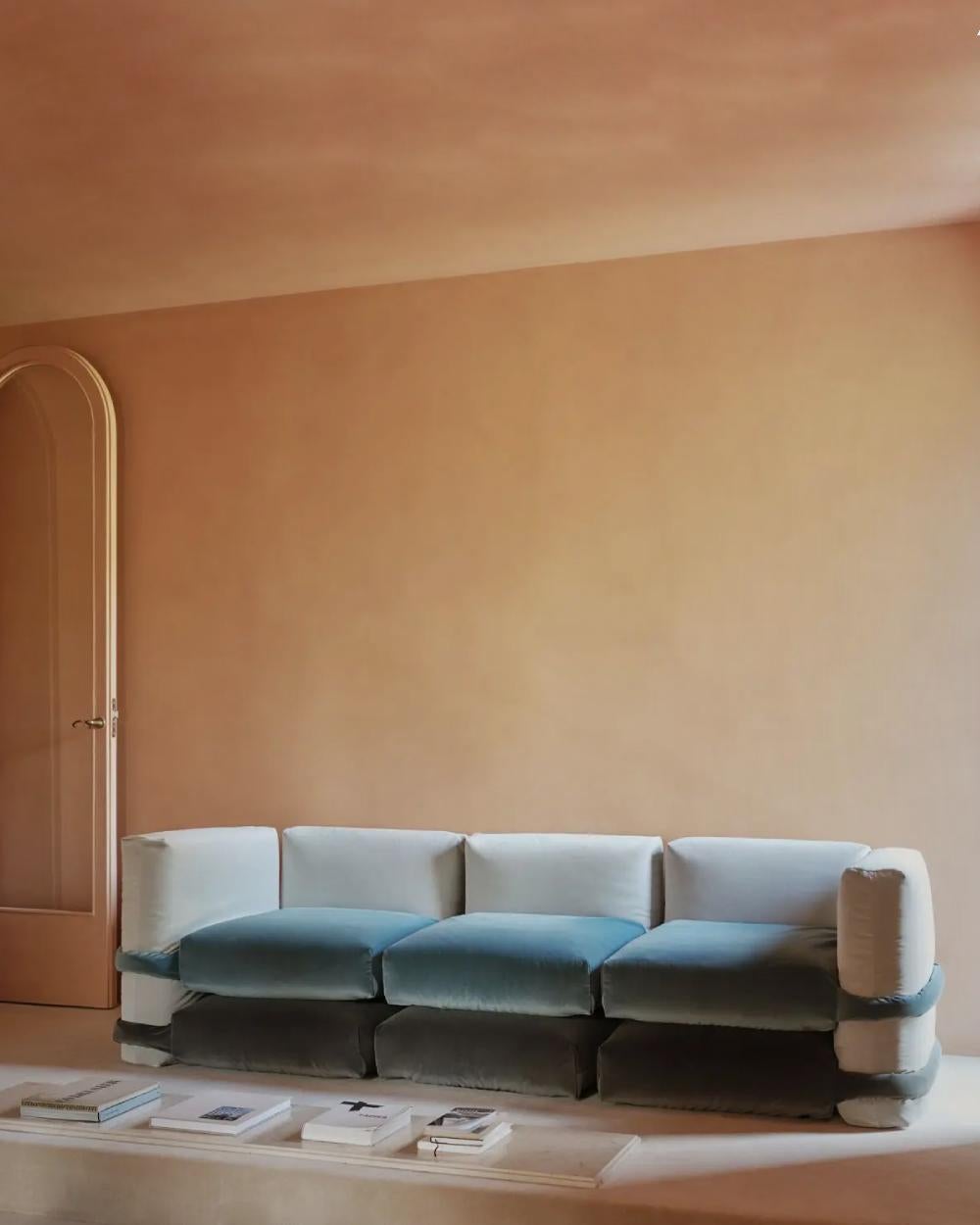 Le canapé modulaire Pillow de Muller Van Severen arrive chez BD. Initialement conçu par MVS pour les éditions KASSL, le canapé Pillow a été amélioré en un nouveau système ludique et modulable pour BD. Les coussins indépendants sont nets et richement