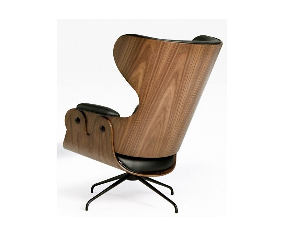Entworfen von Jaime Hayon

Der Liegestuhl. Er besitzt eine Eleganz, die sich durch die gesamte Serie zieht, den Komfort, den diese Typologie in einem Sessel erfordert, und das unverwechselbare Markenzeichen der Entwürfe von Hayon - Kontraste