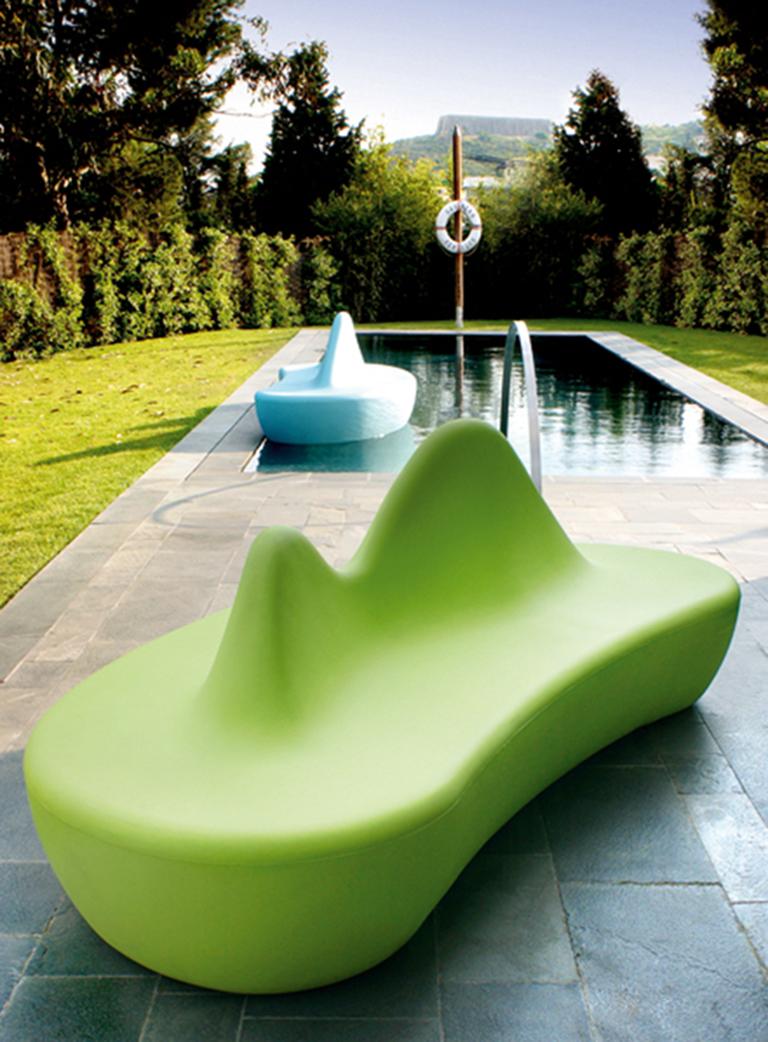 The bench is made from rotation-moulded polyethylene, a 100% waterproof material that is dyed during the manufacturing process.
Ross Lovegrove has created public seating that has all the character of an exuberant and lively sculpture, with forms