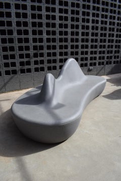 Öffentliche Kunststoffbank in Grau:: entworfen von Ross Lovegrove