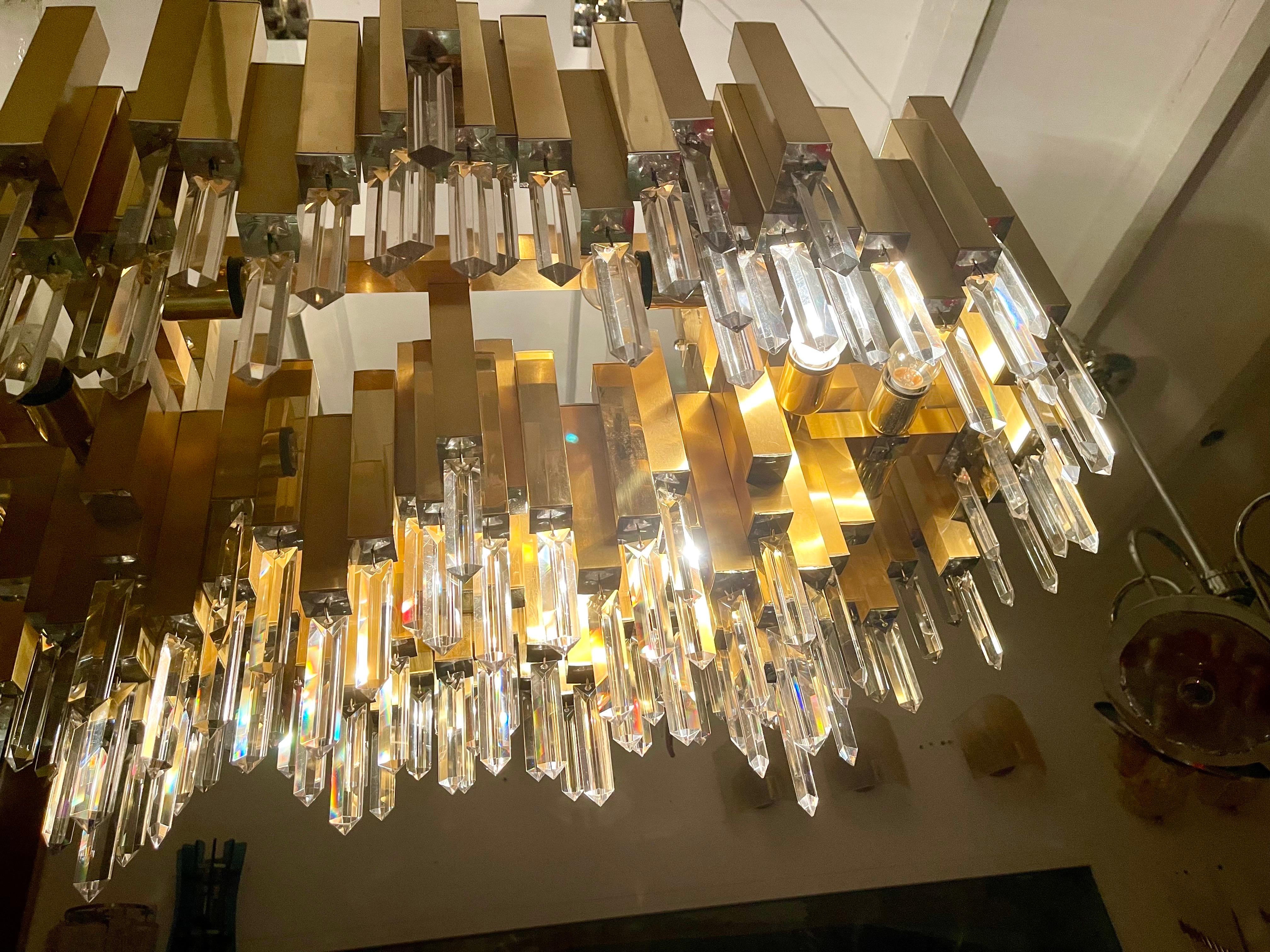 Eine Ausnahme,
exklusive limitierte Serie der BD LUMICA Lampe aus den 70er Jahren.
Dieser Kronleuchter ist im Katalog unter dem Namen 