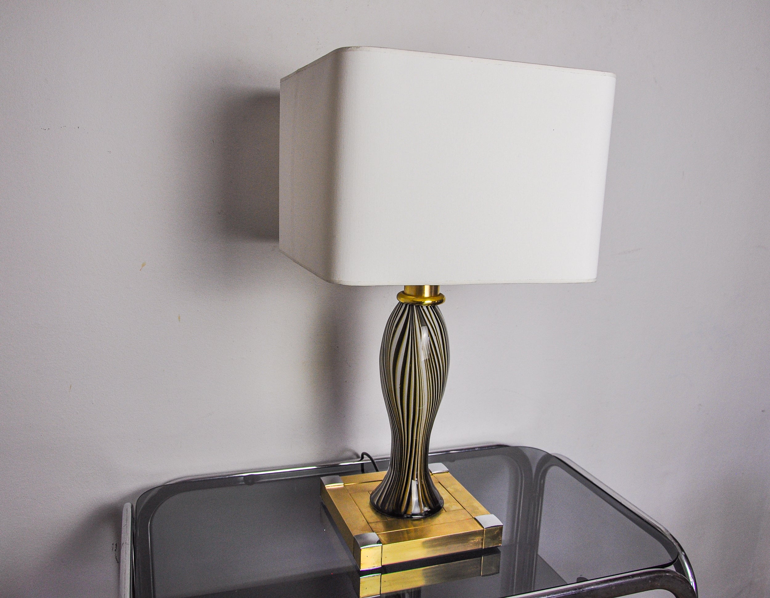 Très belle et rare lampe cubique bd lumica dont le design est attribué à willy rizzo, produite en italie dans les années 1970. Lampe unique grâce à sa structure en verre Murano et laiton. Objet design qui illuminera merveilleusement votre intérieur.