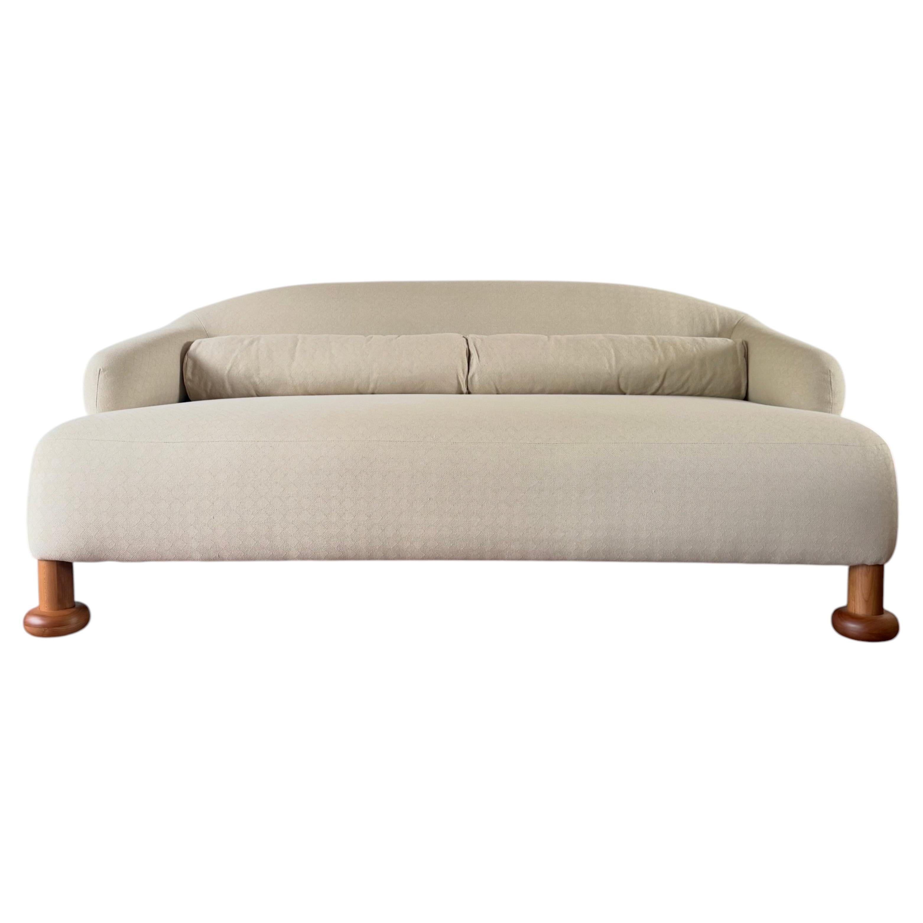 Sofá Caubeen de BDDW, diseñado por Tyler Hays, con patas de cerezo, fabricado en EE. UU. en venta