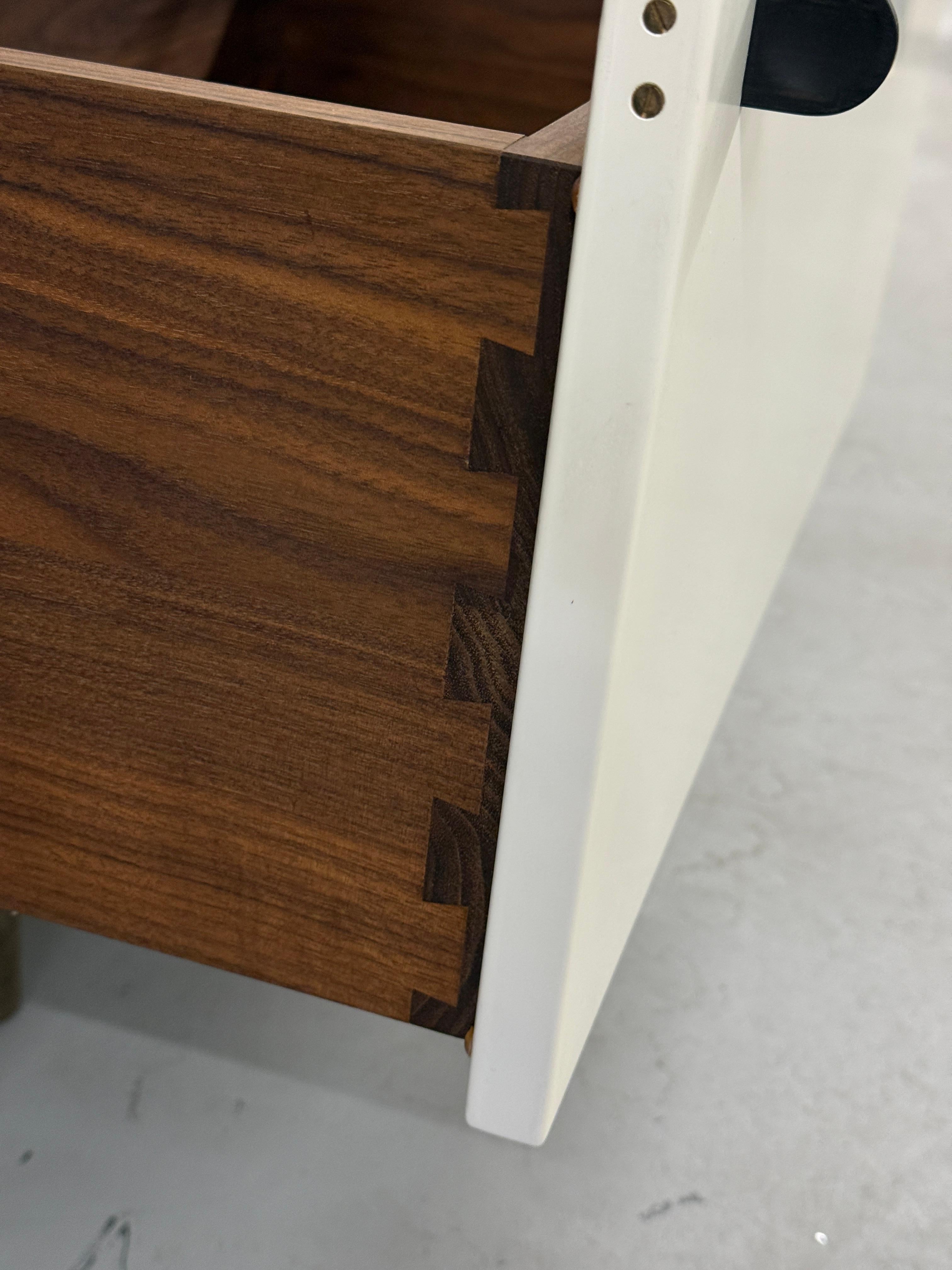 BDDW Lake Credenza White Lacquer Ebonized Hardware Walnut Interiors in vendita 4