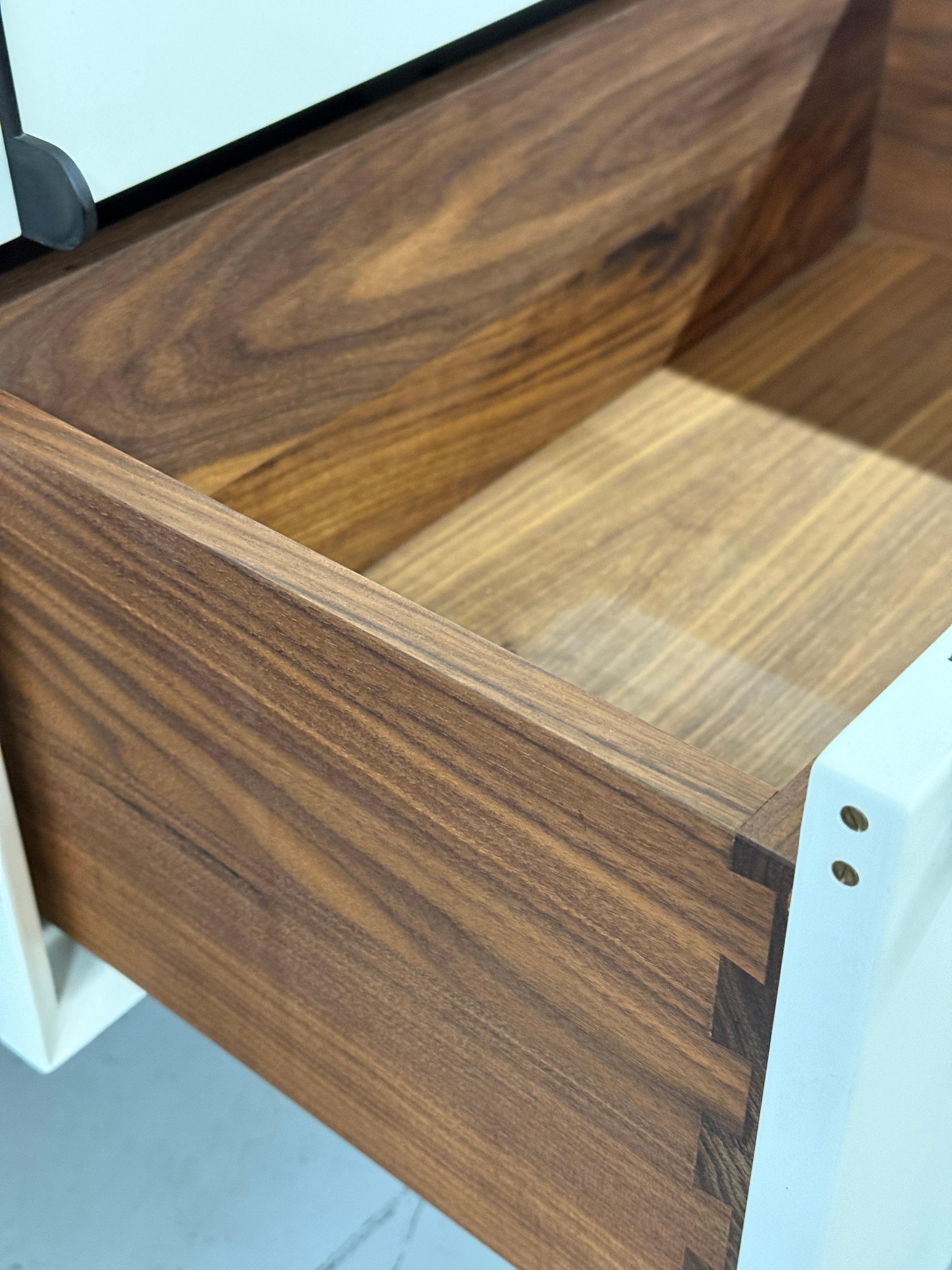 BDDW Lake Credenza White Lacquer Ebonized Hardware Walnut Interiors in vendita 5