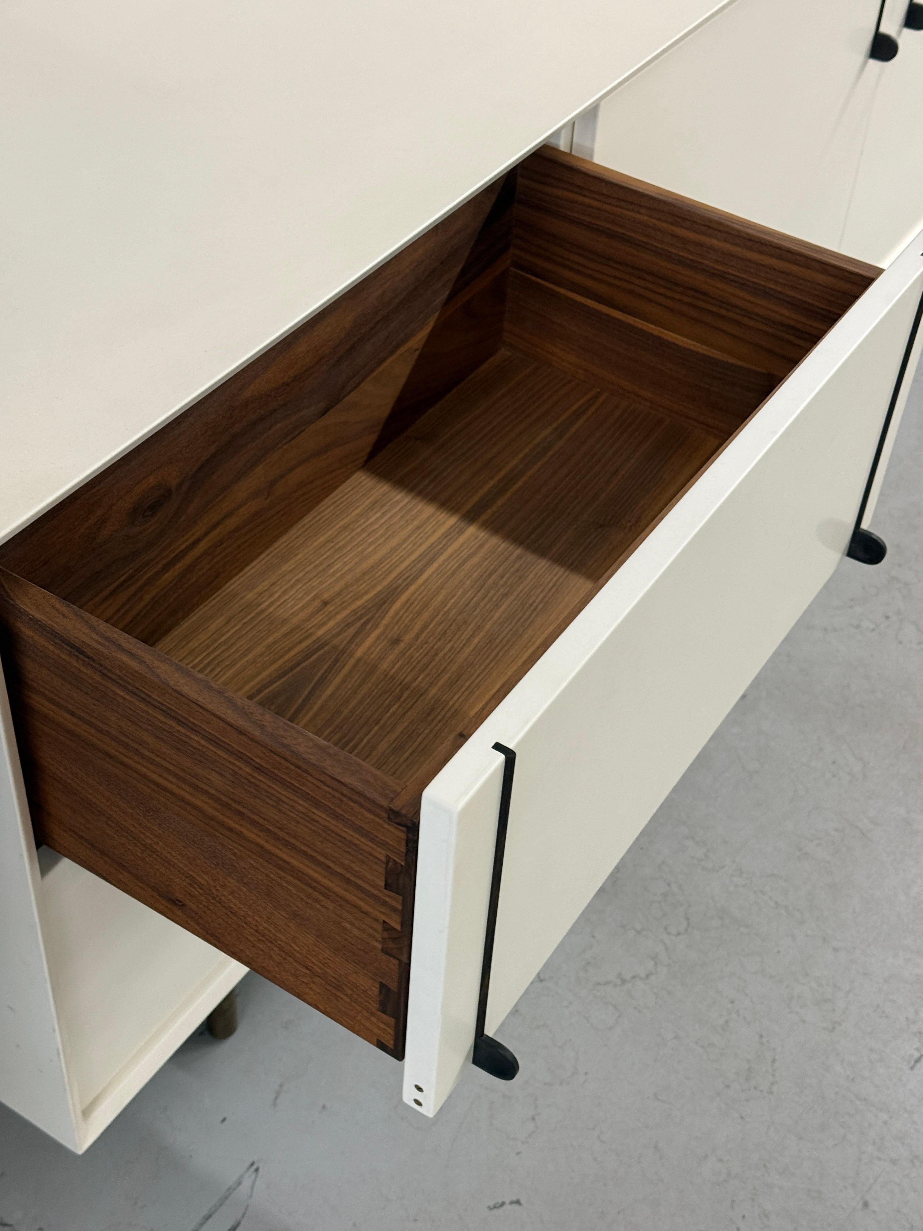 BDDW Lake Credenza White Lacquer Ebonized Hardware Walnut Interiors in vendita 6