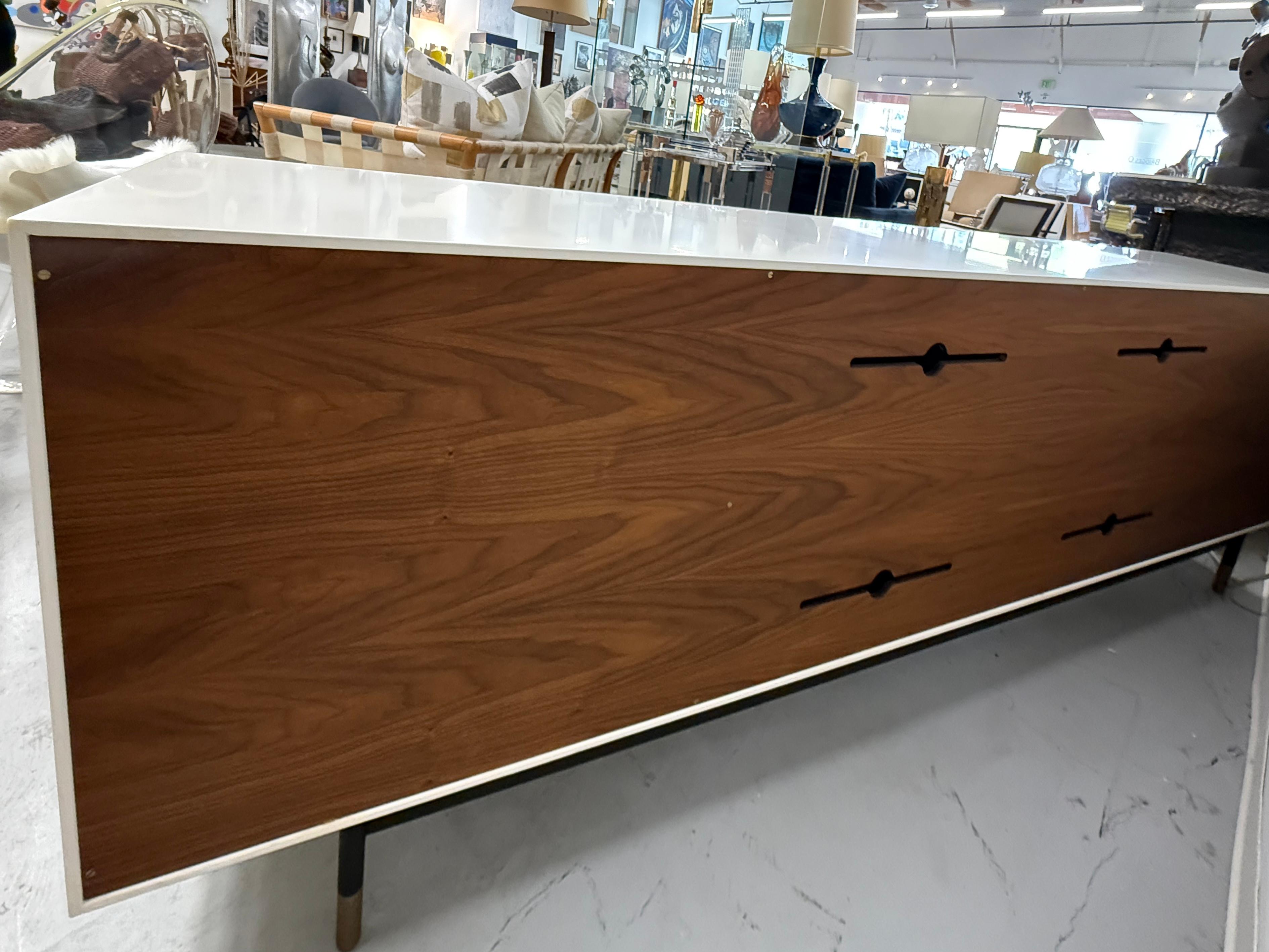 BDDW Lake Credenza White Lacquer Ebonized Hardware Walnut Interiors in vendita 11