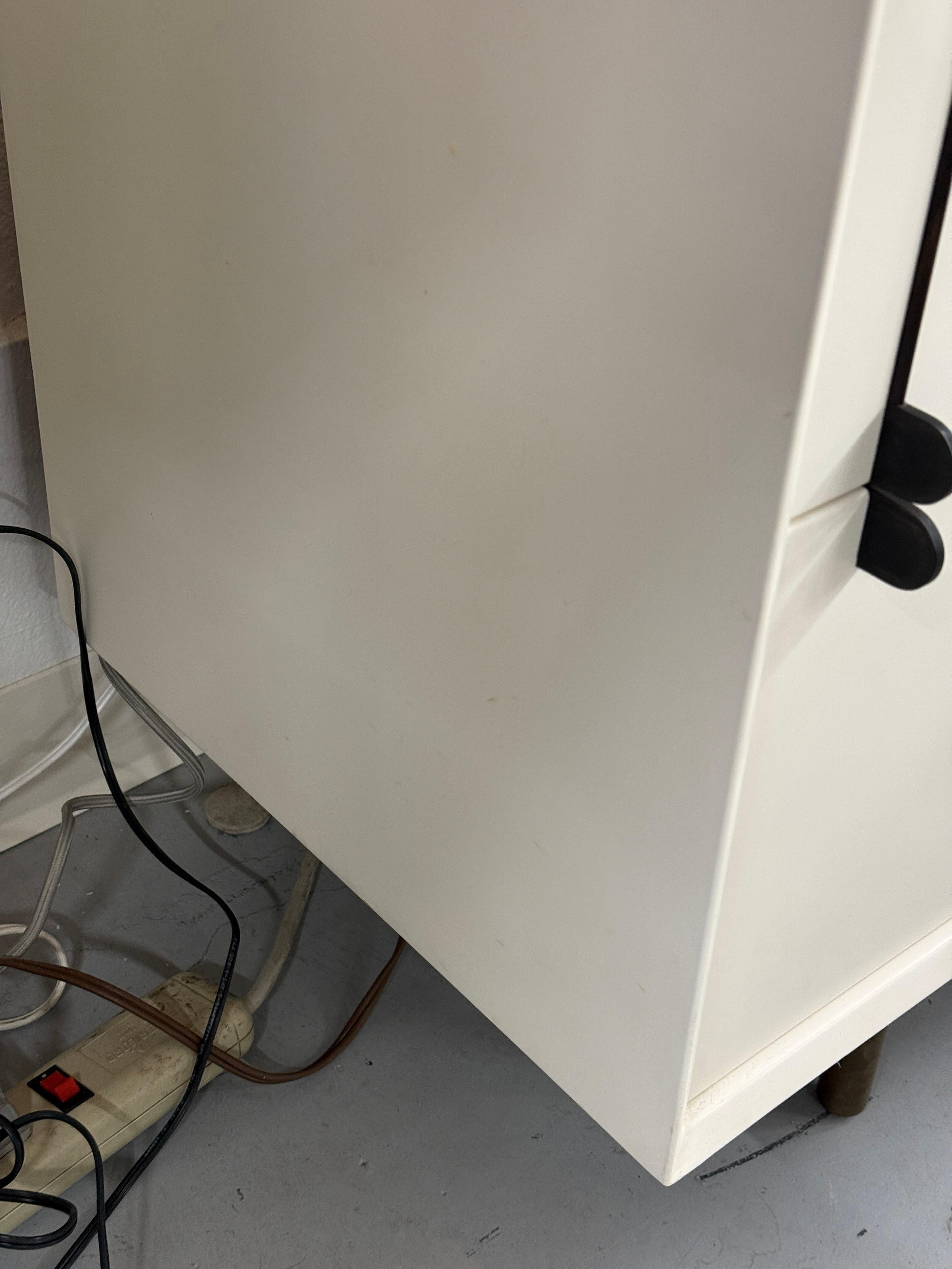 BDDW Lake Credenza White Lacquer Ebonized Hardware Walnut Interiors in vendita 12