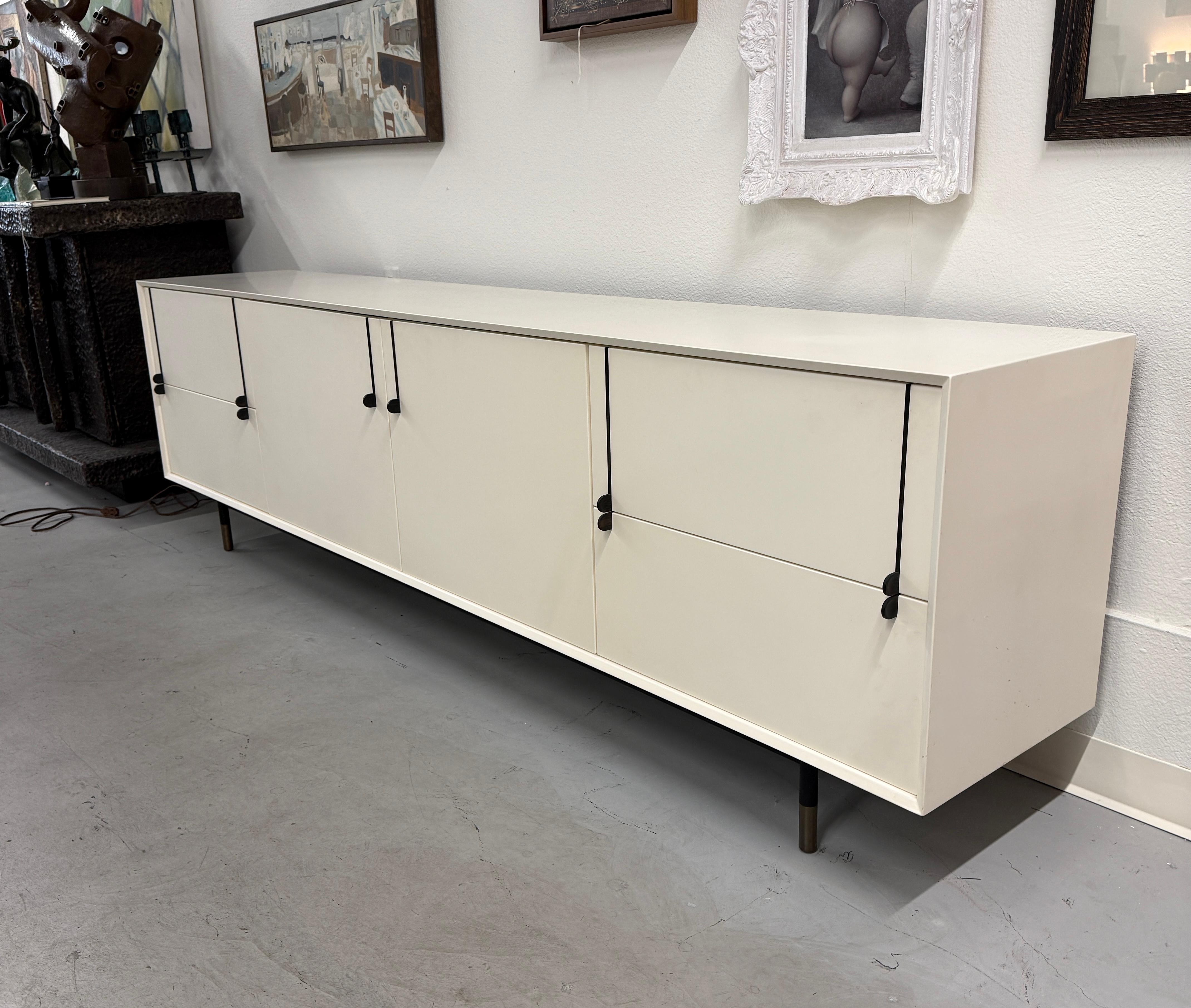 Una splendida credenza laccata di bianco realizzata da Tyler Hays per il suo studio BDDW di New York. Se conosci la sua azienda, questa produce mobili artigianali di alta qualità. Questa credenza appartiene alla serie Lake ed è laccata in bianco con