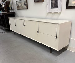 BDDW Lake Credenza Weißer Lack Ebonisierte Beschläge Nussbaum Interieur