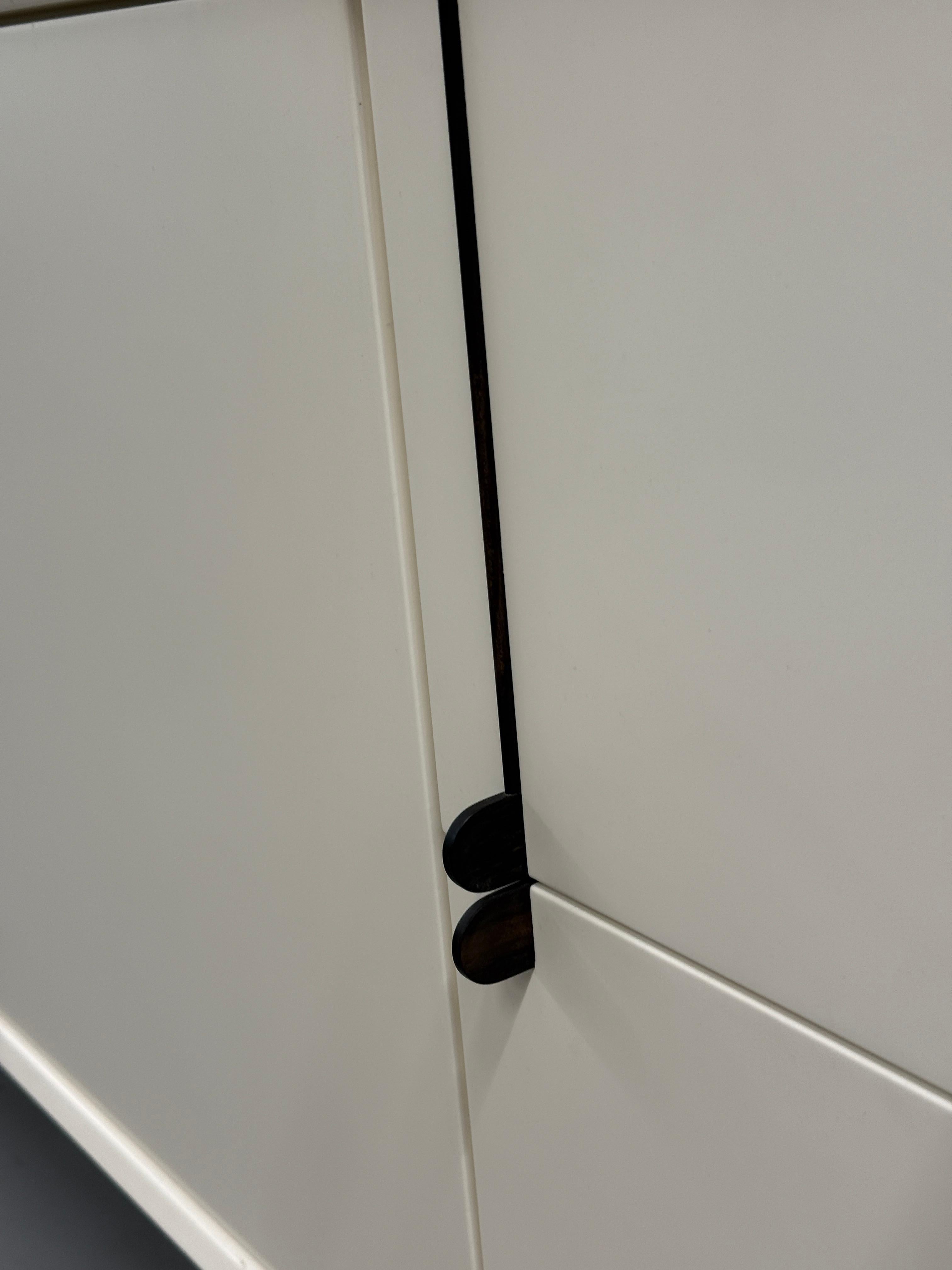 Americano BDDW Lake Credenza White Lacquer Ebonized Hardware Walnut Interiors in vendita