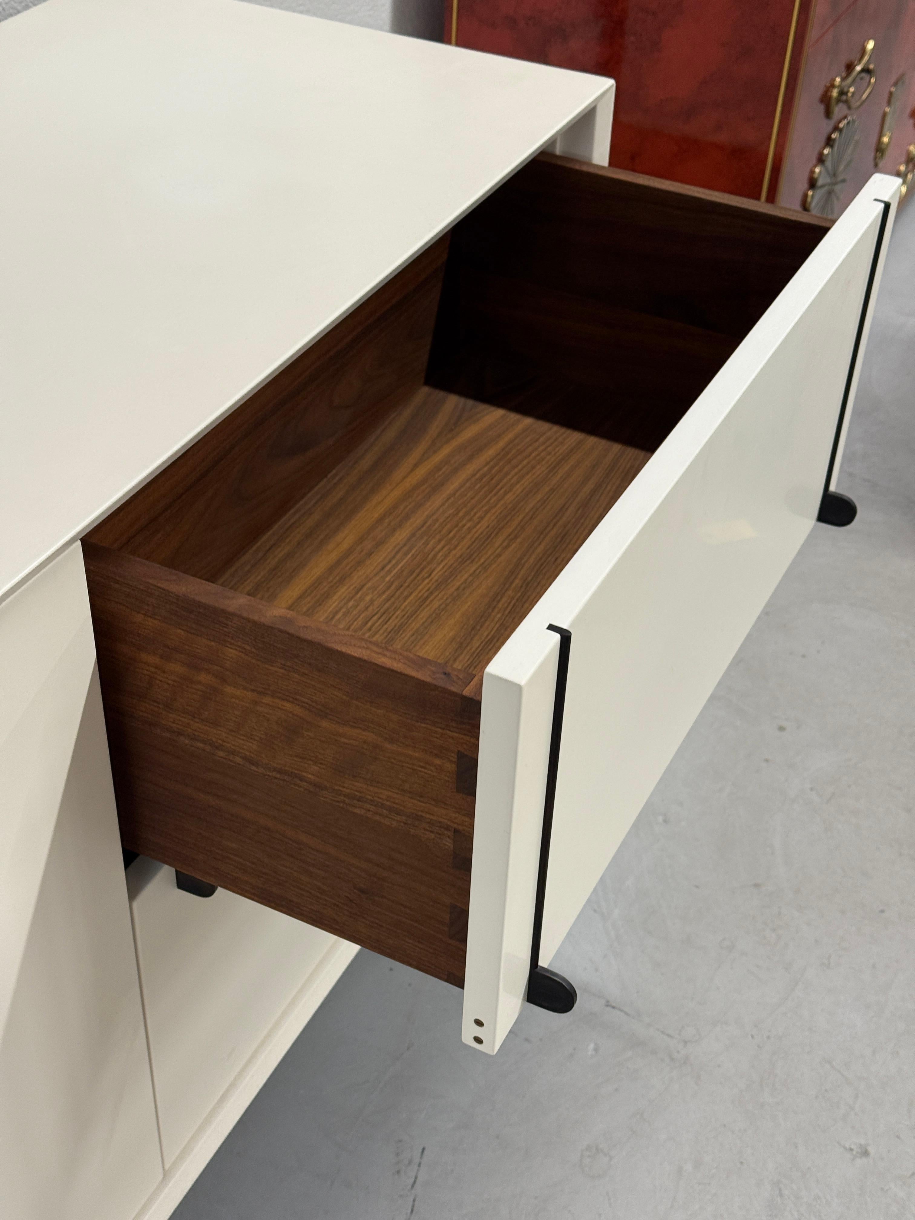 BDDW Lake Credenza White Lacquer Ebonized Hardware Walnut Interiors In condizioni buone in vendita a Palm Springs, CA