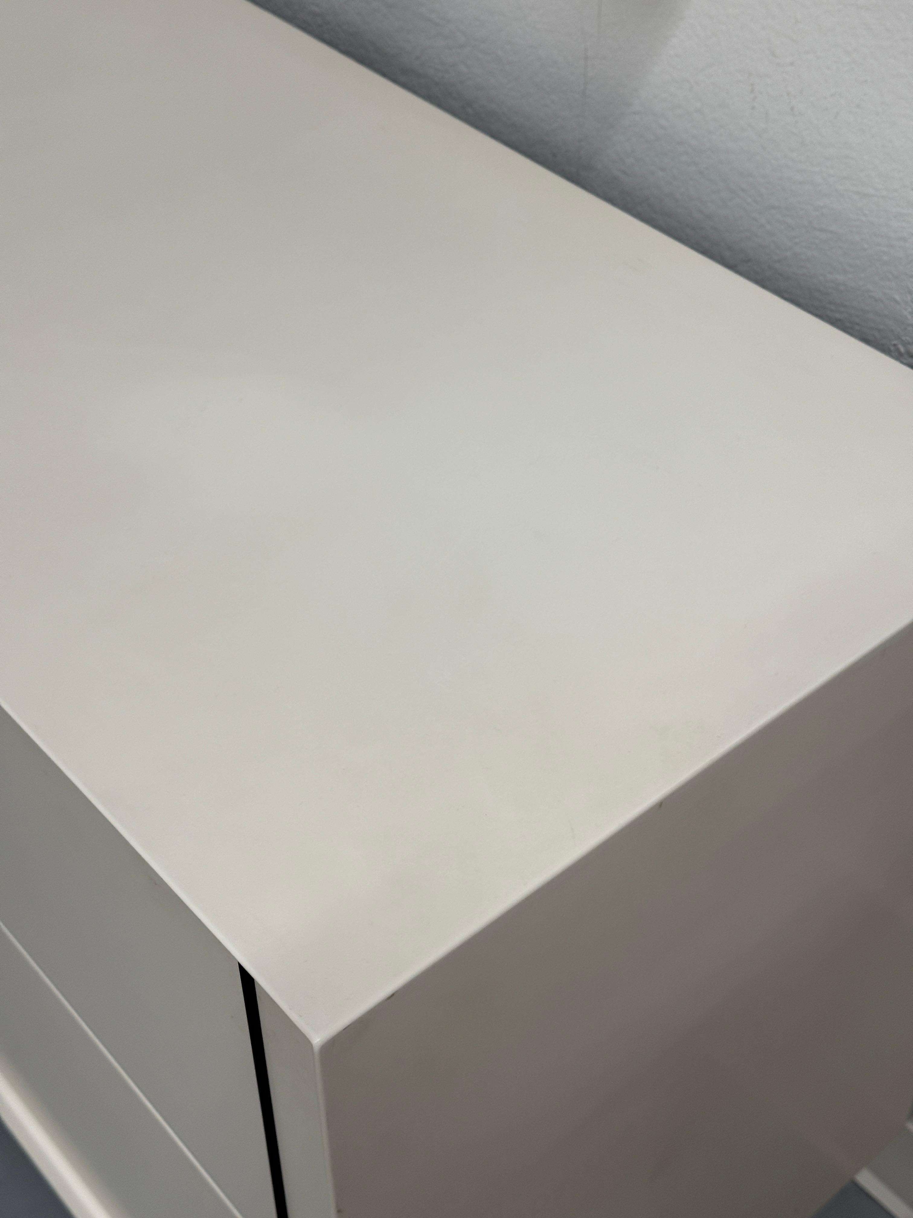 BDDW Lake Credenza White Lacquer Ebonized Hardware Walnut Interiors in vendita 1