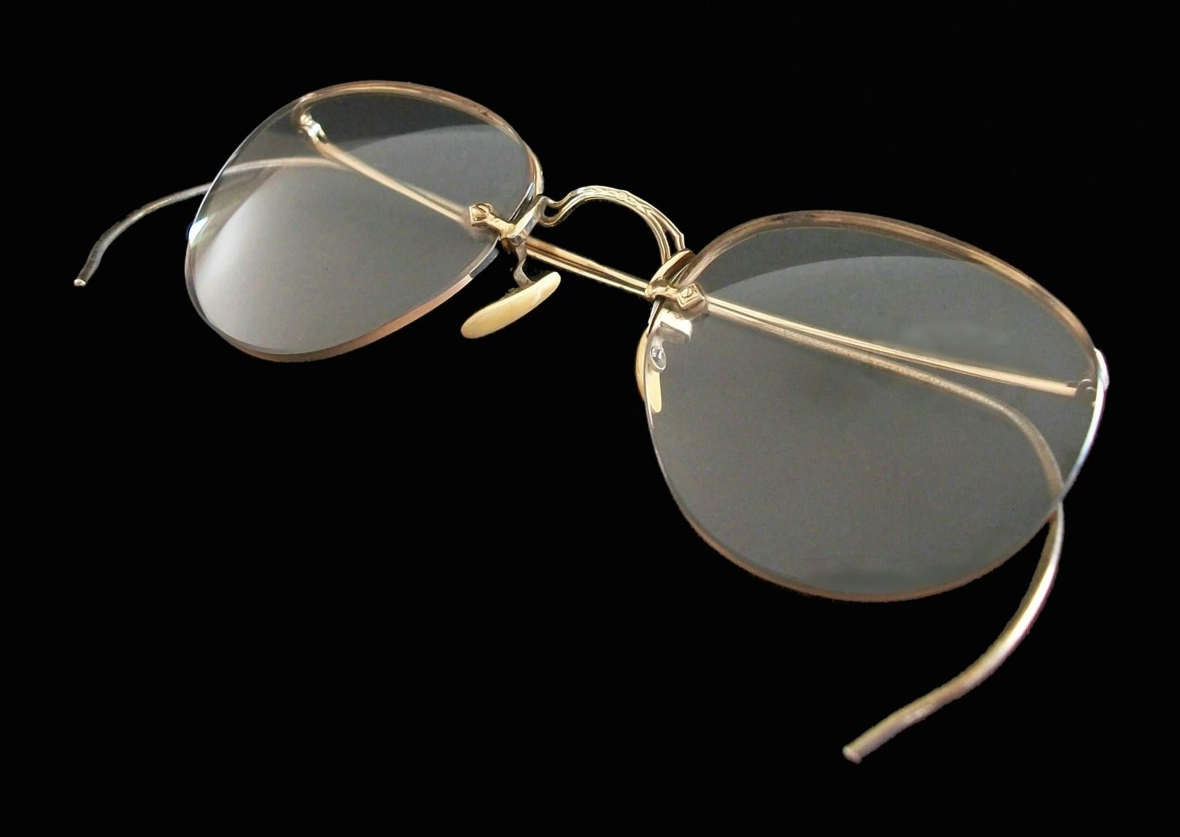 BDG - Vintage 10K Gelbgold Kinderbrille - mit randlosen Korrekturgläsern - feiner Qualitätsrahmen mit edwardianischen Details - signiert 10K BDG (unbekannter / nicht identifizierter Hersteller - siehe Fotos) - Originalverpackung mit Poststempel