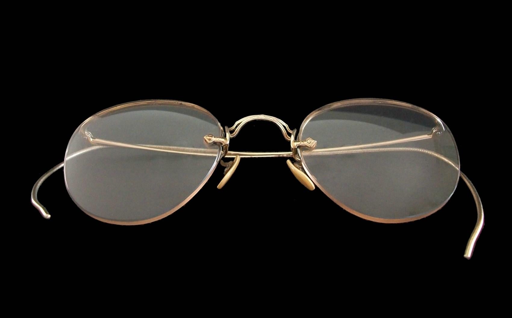 BDG – Vintage-Ohrbrille für Kinder aus 10 Karat Gold mit Rahmen – Vereinigte Staaten – um 1948 (Moderne der Mitte des Jahrhunderts) im Angebot