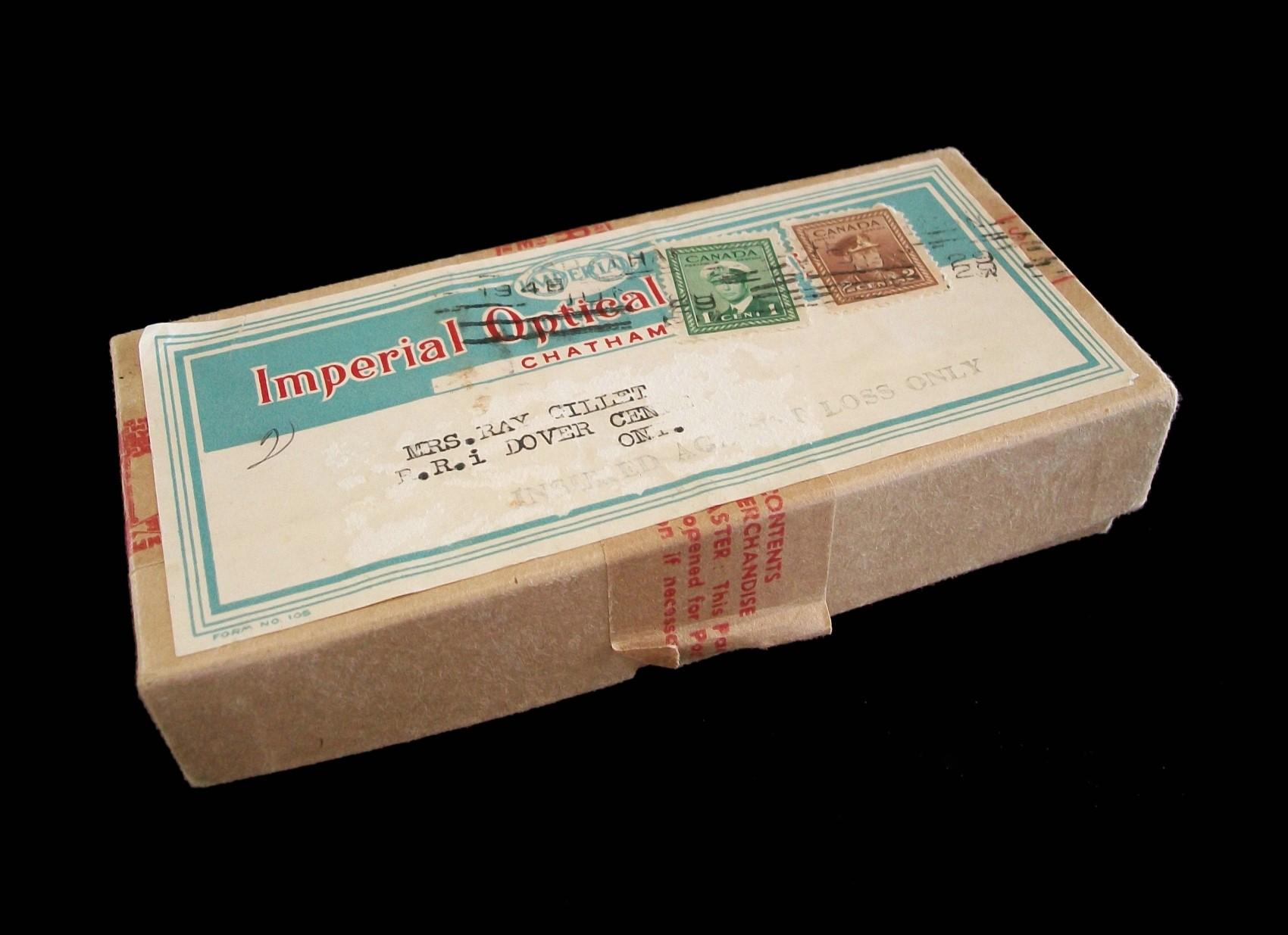 Bdg, Vintage 10k Gold Frameless Child's Eyeglasses, United States, circa 1948 In Good Condition For Sale In Chatham, ON