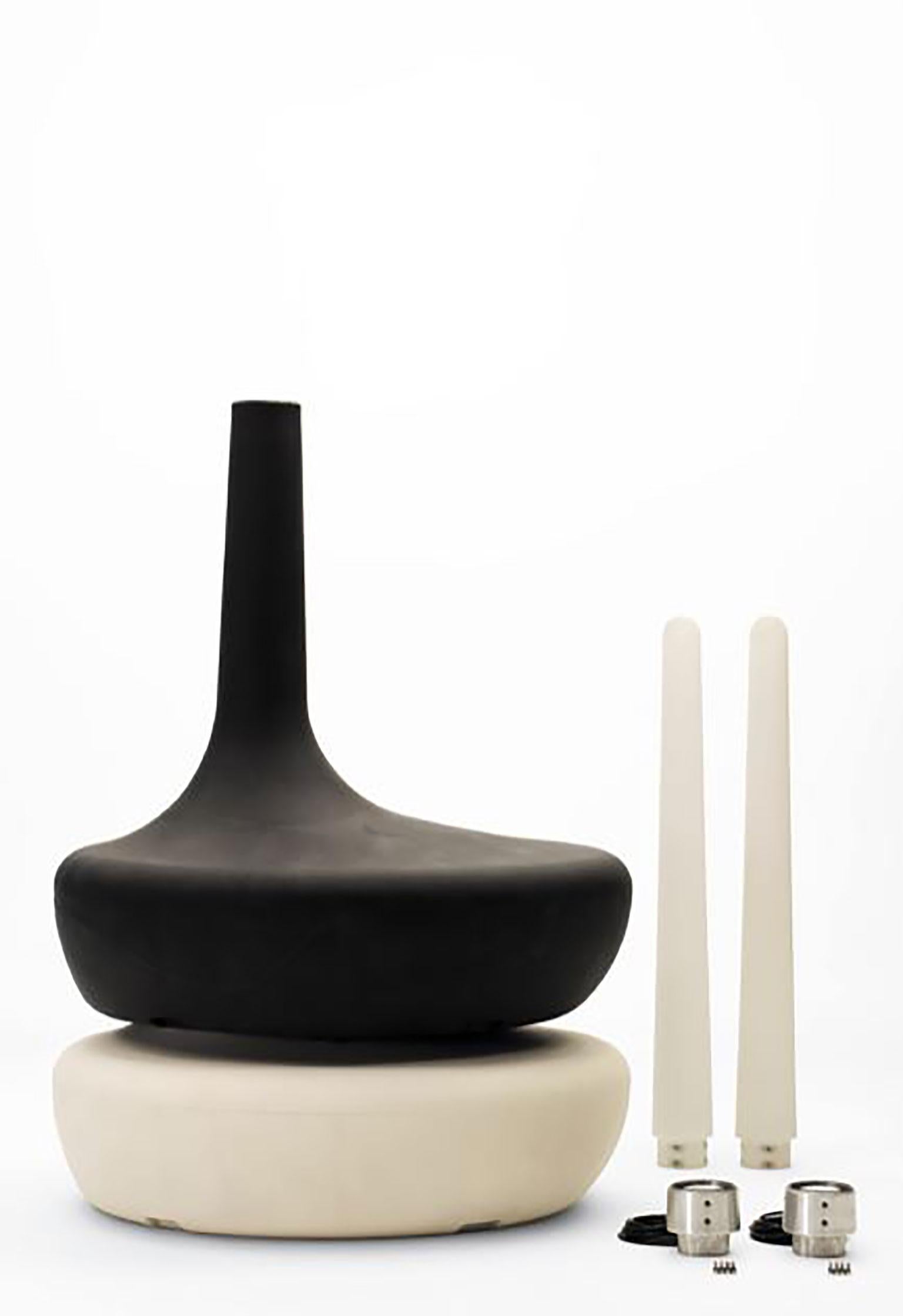 Lámpara BDLove diseñada por Ross Lovegrove para BD Barcelona. Lovegrove crea su diseño motivado por la filosofía y la elegancia de la naturaleza. Esta es la segunda pieza de la colección Lovegrove, que no sólo sirve como lámpara, sino también como