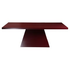 Mesa de comedor BDR en lacado rojo oscuro profundo acabado liso by No Age Studio