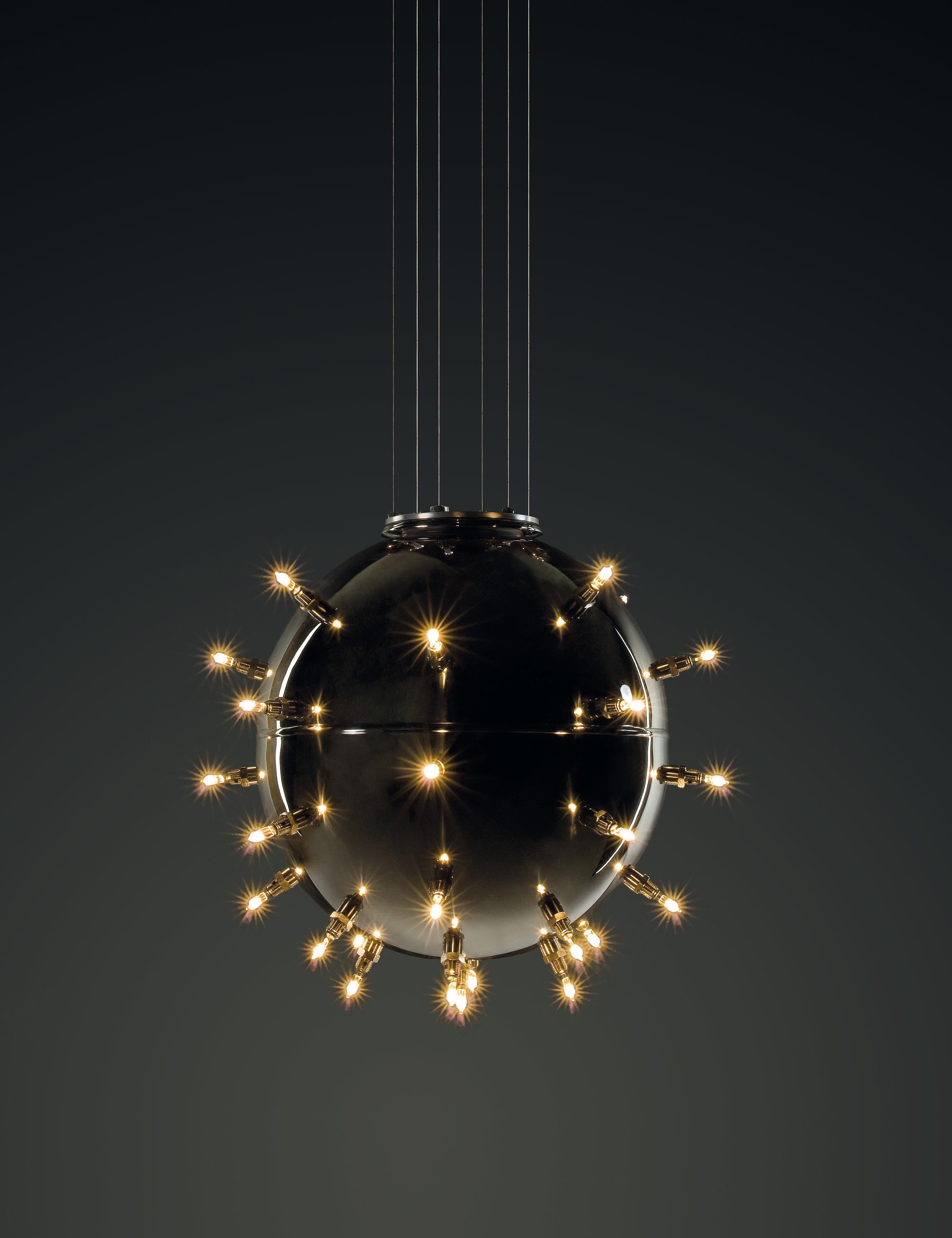 Lampada a sospensione Be Mine 33 in acciaio inox lucido di Barberini & Gunnell
Edizione limitata di 20 copie + 2 AP + 1 p.
Dimensioni: Ø 45 x H. 45 cm. 
Materiali: Acciaio inossidabile lucidato a specchio, nr. 33 alogene 12V/5W. 

Tutte le nostre