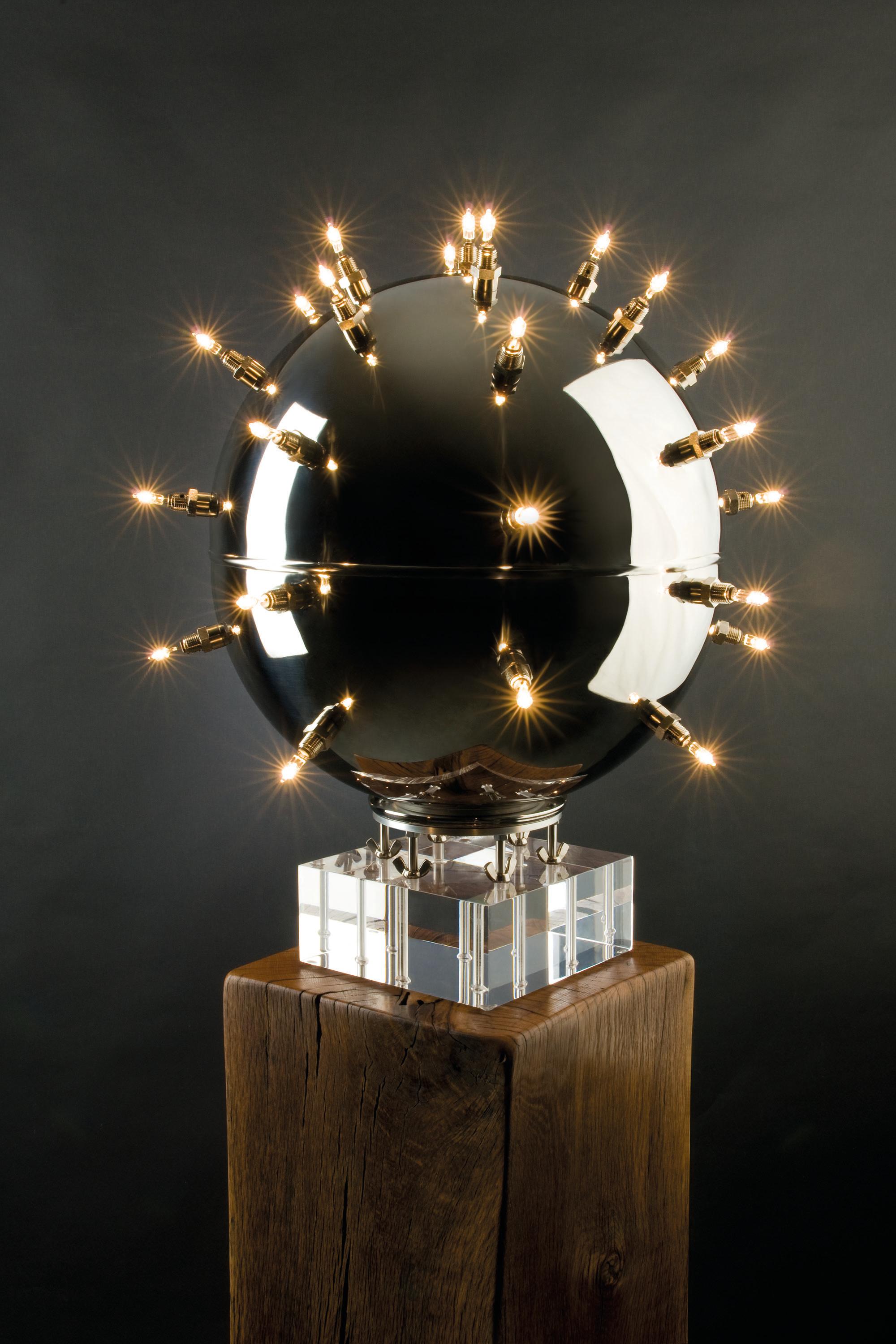 Lampada da tavolo Be Mine 33 in acciaio inox lucidato a specchio di Barberini & Gunnell
Edizione limitata di 20 copie + 2 AP + 1 p.
Dimensioni: Ø 45 x H. 45 cm. 
Materiali: Acciaio inossidabile lucidato a specchio, PMMA, nr. 33 alogene 12V/5W.