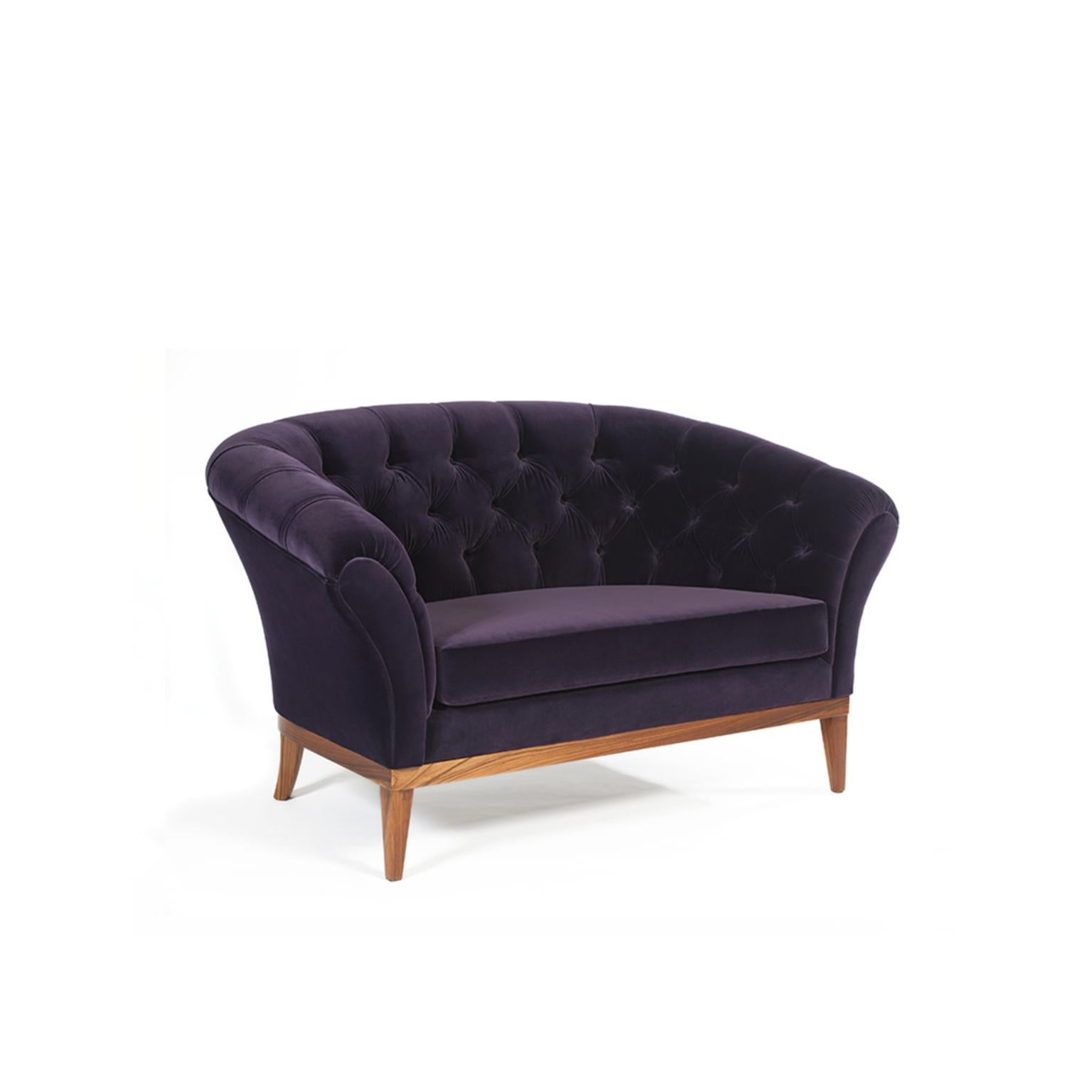 Be Mine Love Seat di Munna
Dimensioni: P 93 x L 145 x H 80 cm. SH: 45 cm.
Materiali: Lacca di palissandro, schiuma e imbottitura.
Finitura: Velluto, rif. Impiallacciatura in viola, CV13 e palissandro, vernice lucida.

Disponibile in tutti i tessuti