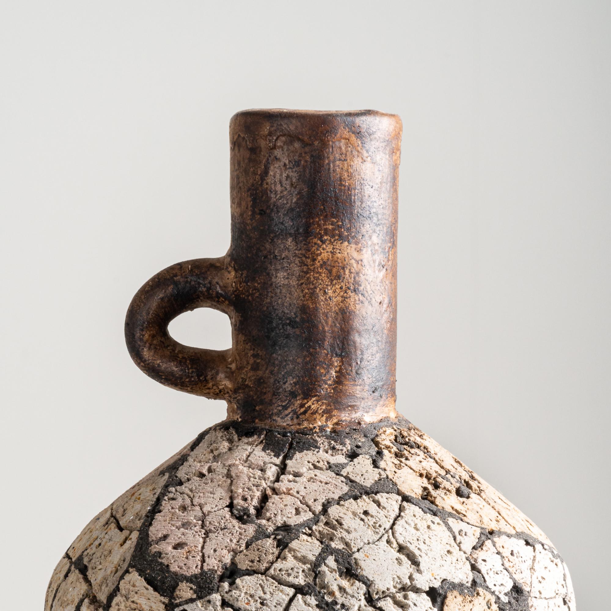 Indonesiano Vaso Bea, forma organica in terracotta strutturata fatta a mano in bronzo in vendita