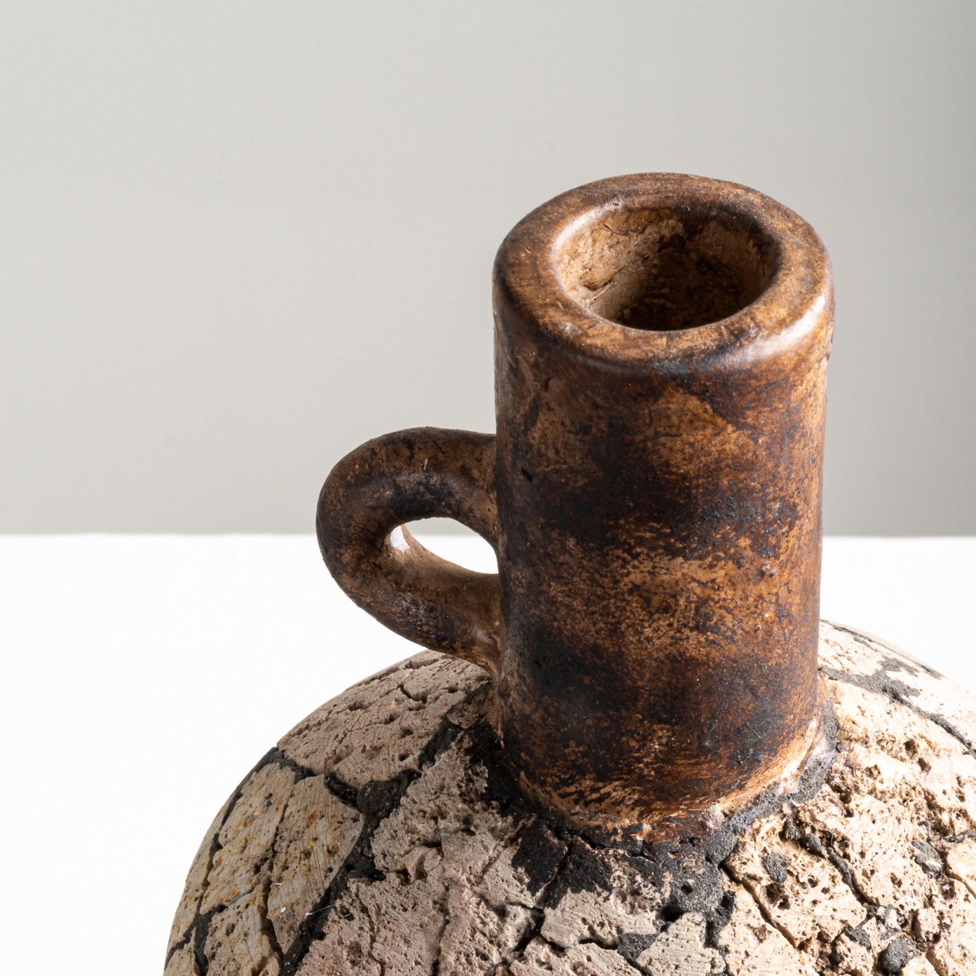 Fatto a mano Vaso Bea, forma organica in terracotta strutturata fatta a mano in bronzo in vendita