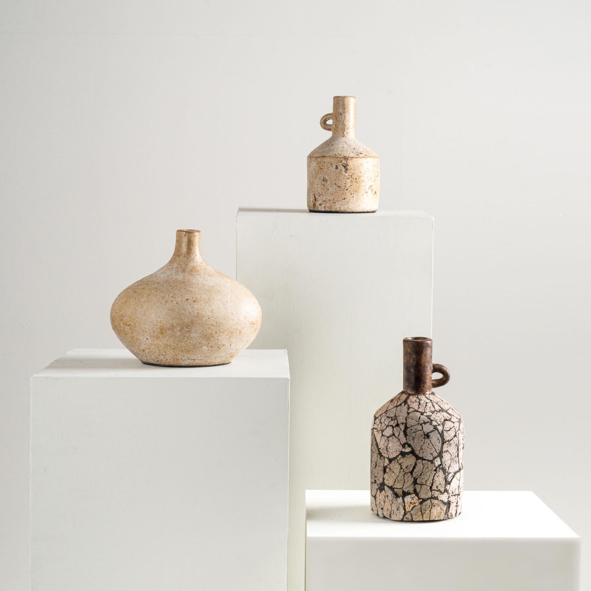 Vaso Bea, forma organica in terracotta strutturata fatta a mano in bronzo in vendita 1