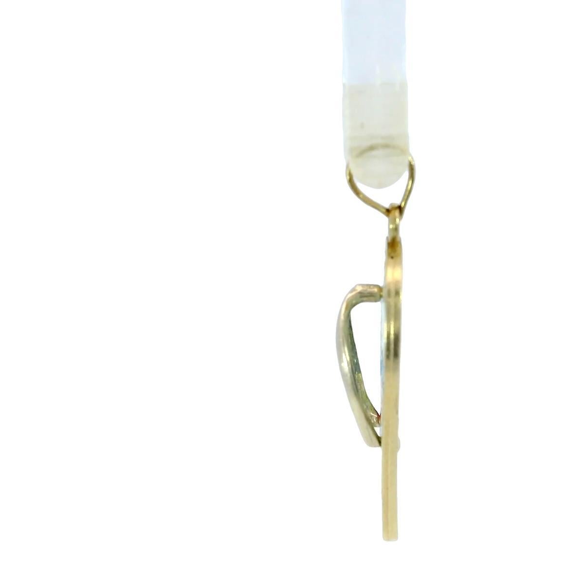 Pendentif en or jaune 14 carats avec breloque tong en émail sur le thème de la plage

Ce charmant pendentif en forme de tong sur le thème de la plage est un ajout charmant à toute collection de bijoux. Réalisé en or jaune 14 carats, le pendentif