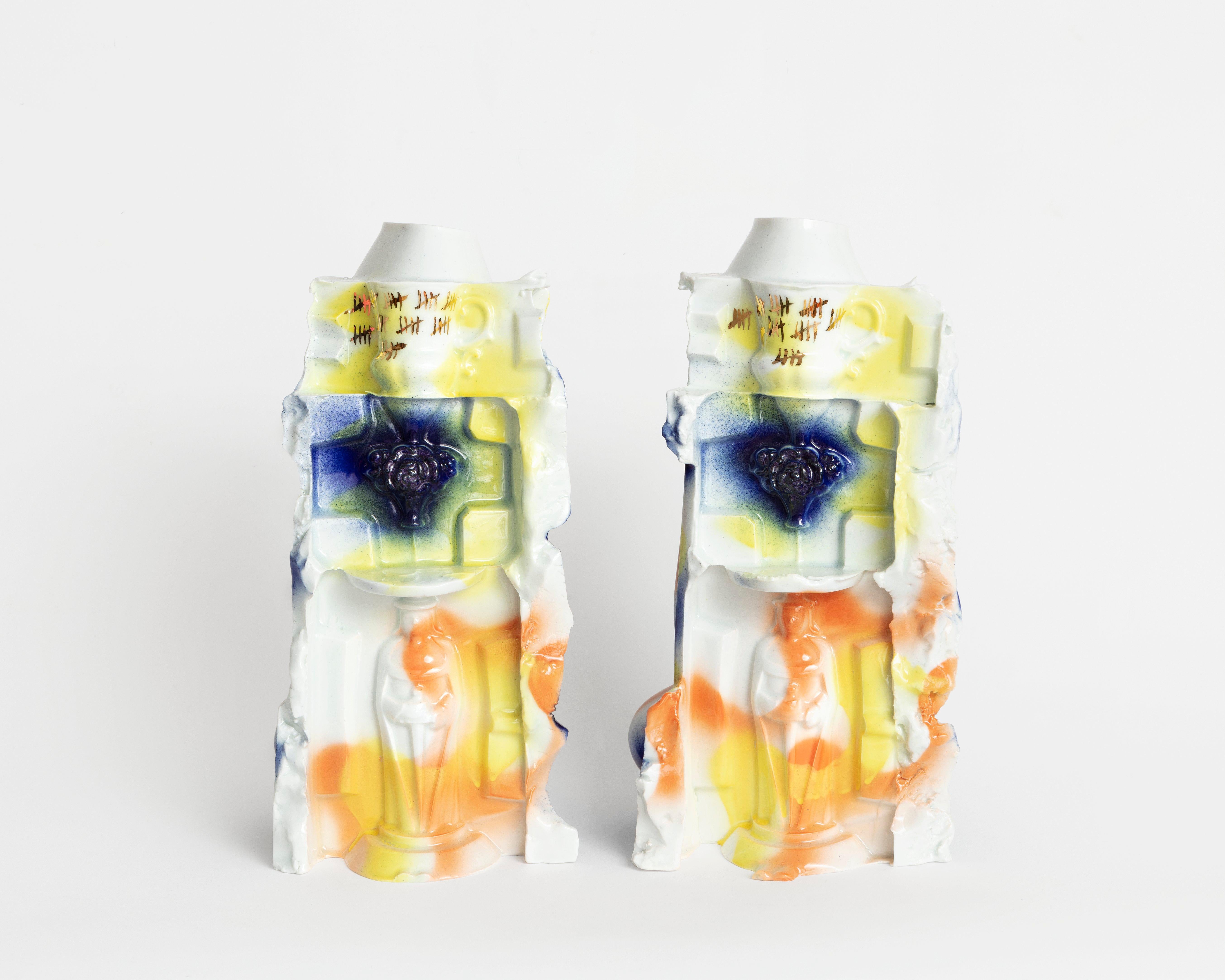 Français Vase en porcelaine émaillée décoré de « fête de mer », série de 2 en vente