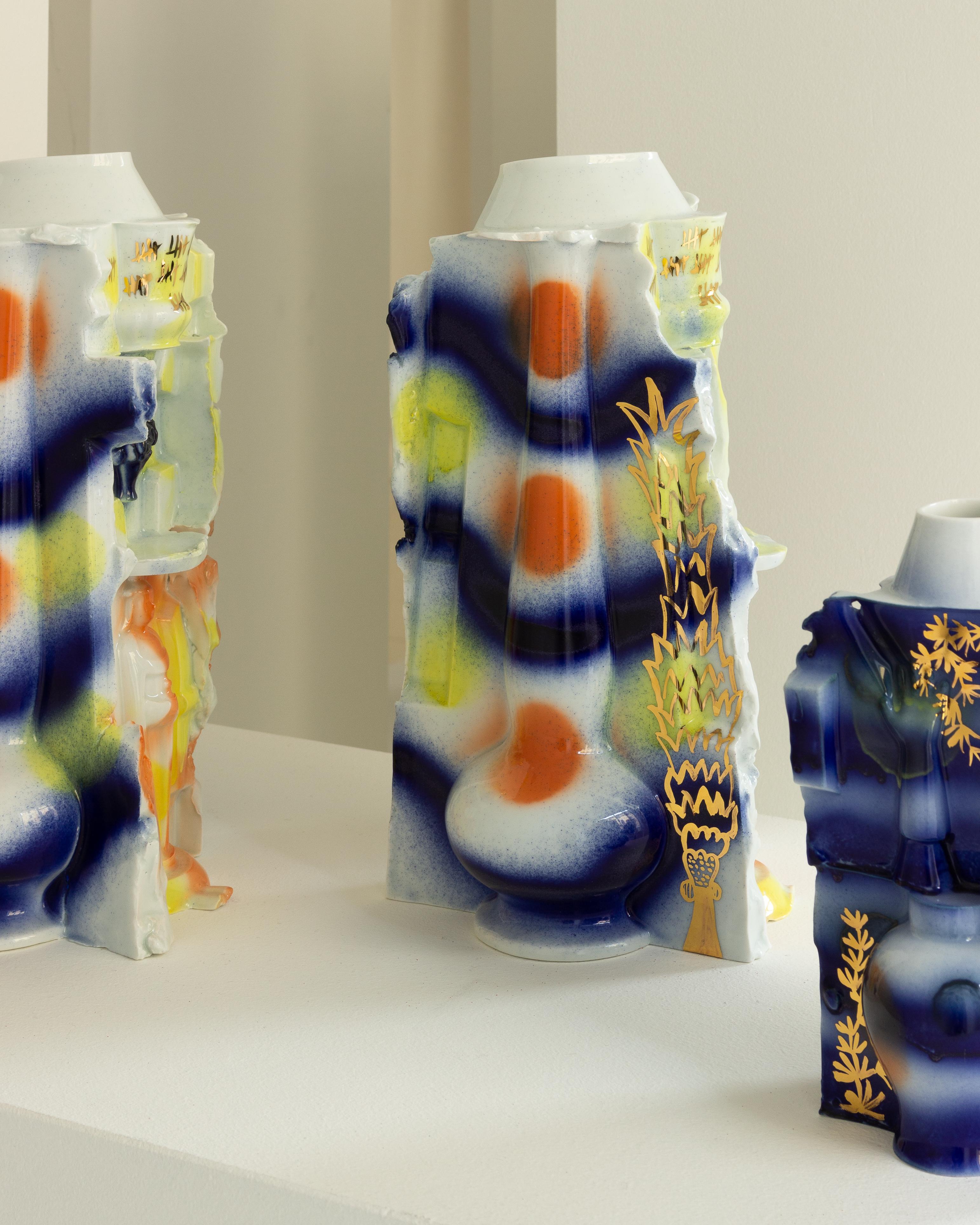 Vase en porcelaine émaillée décoré de « fête de mer », série de 2 en vente 1