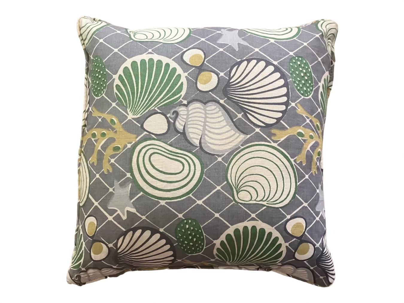 Cuscino Beach Shell. Nuova stampa vintage di metà secolo in piuma e piumetta, quadrata, di colore blu, grigio e verde. Stati Uniti, 2024

Dimensioni della finitura: 18