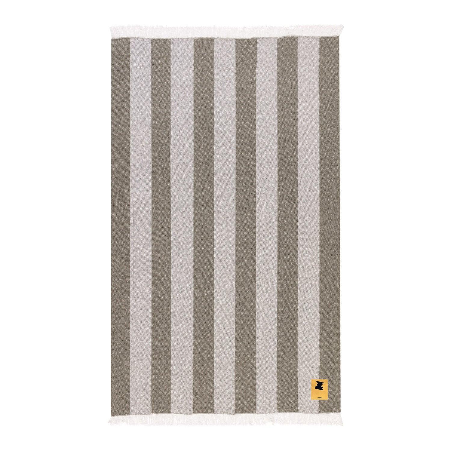 Woven from soft cotton jacquard in white and army green, this striped towel is made for slow summer days.
Available in two sizes—one for quiet solo lounging, the other spacious enough to share with a friend, a partner, or little one.
Whether
