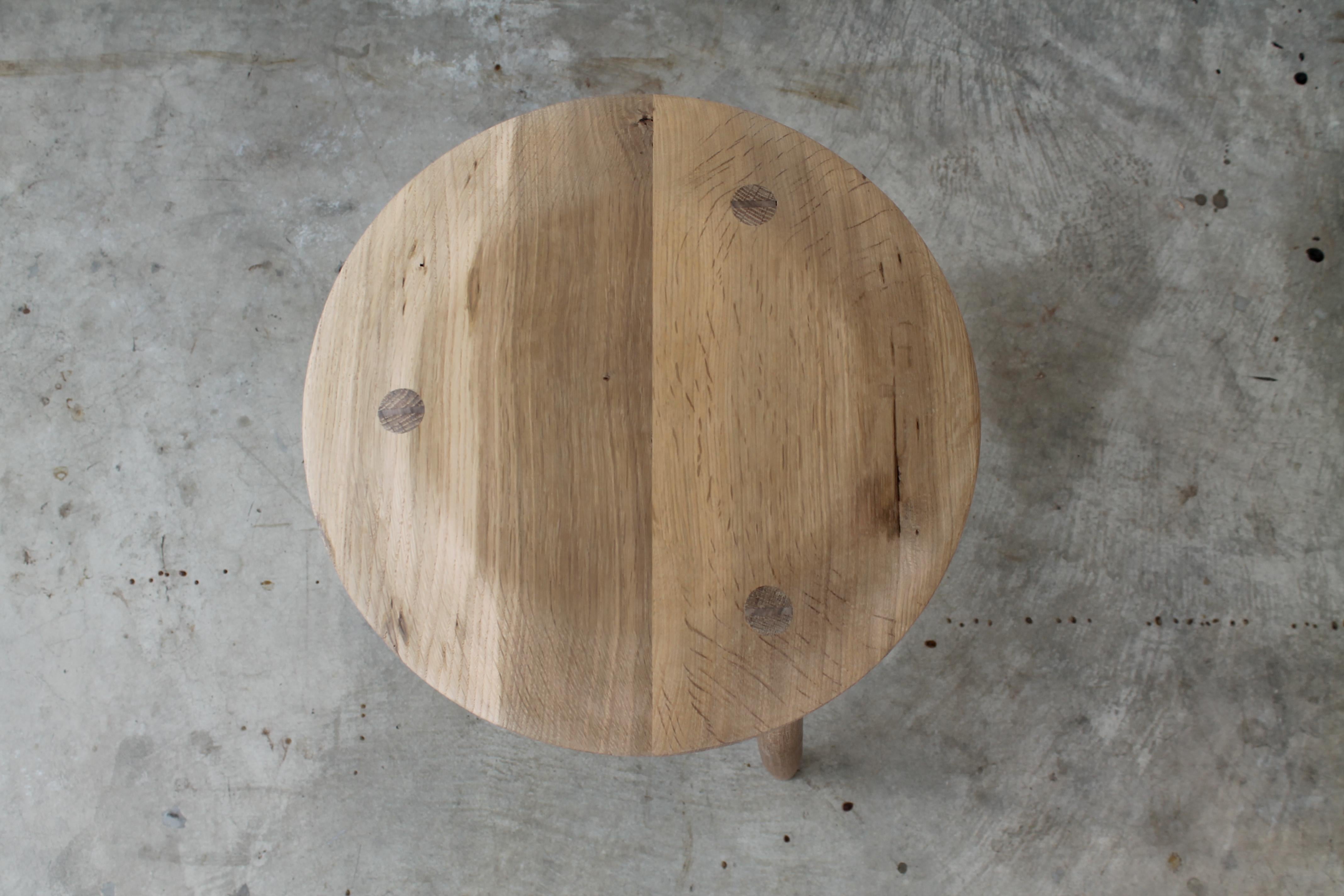 Léger et solide, le tabouret de bar beachcomber évoque la vue d'un vieux monocoque en bois, son mât maigre et robuste ainsi que son gréement digne de la haute mer. Constituée de pieds et de traverses façonnés à la main, chaque pièce est