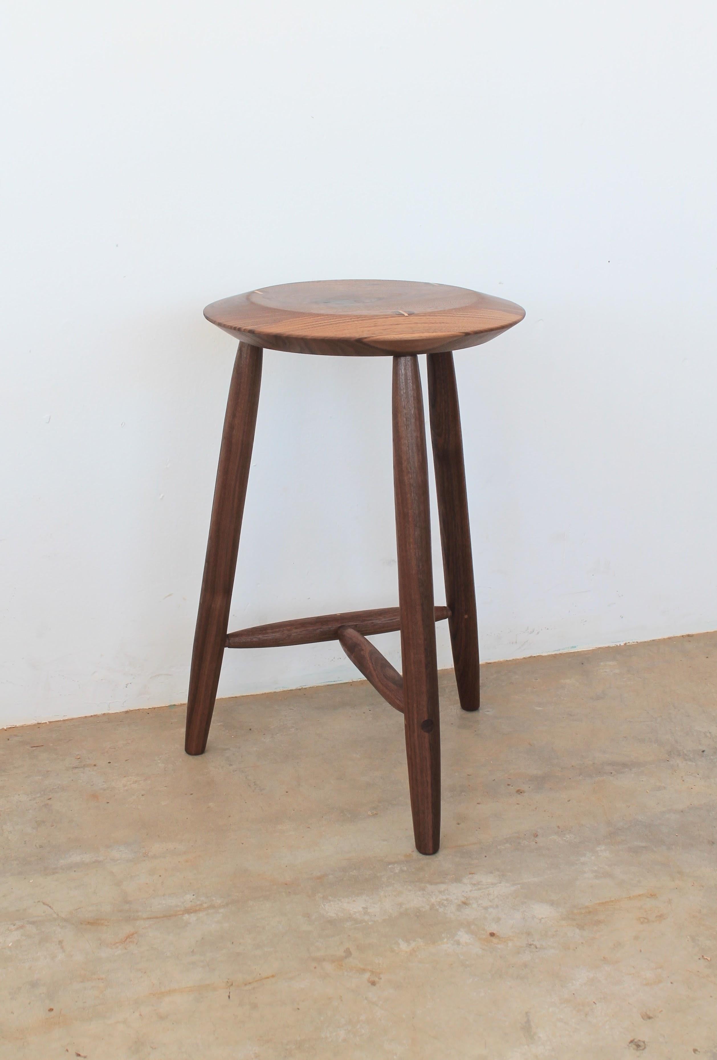 Der leichte und robuste Beachcomber Counter Stool erinnert an einen alten hölzernen Einrümpfer, dessen schlanker, stabiler Mast zusammen mit der Takelage der hohen See würdig ist. Jedes Stück besteht aus handgeformten Beinen und Streckern, die