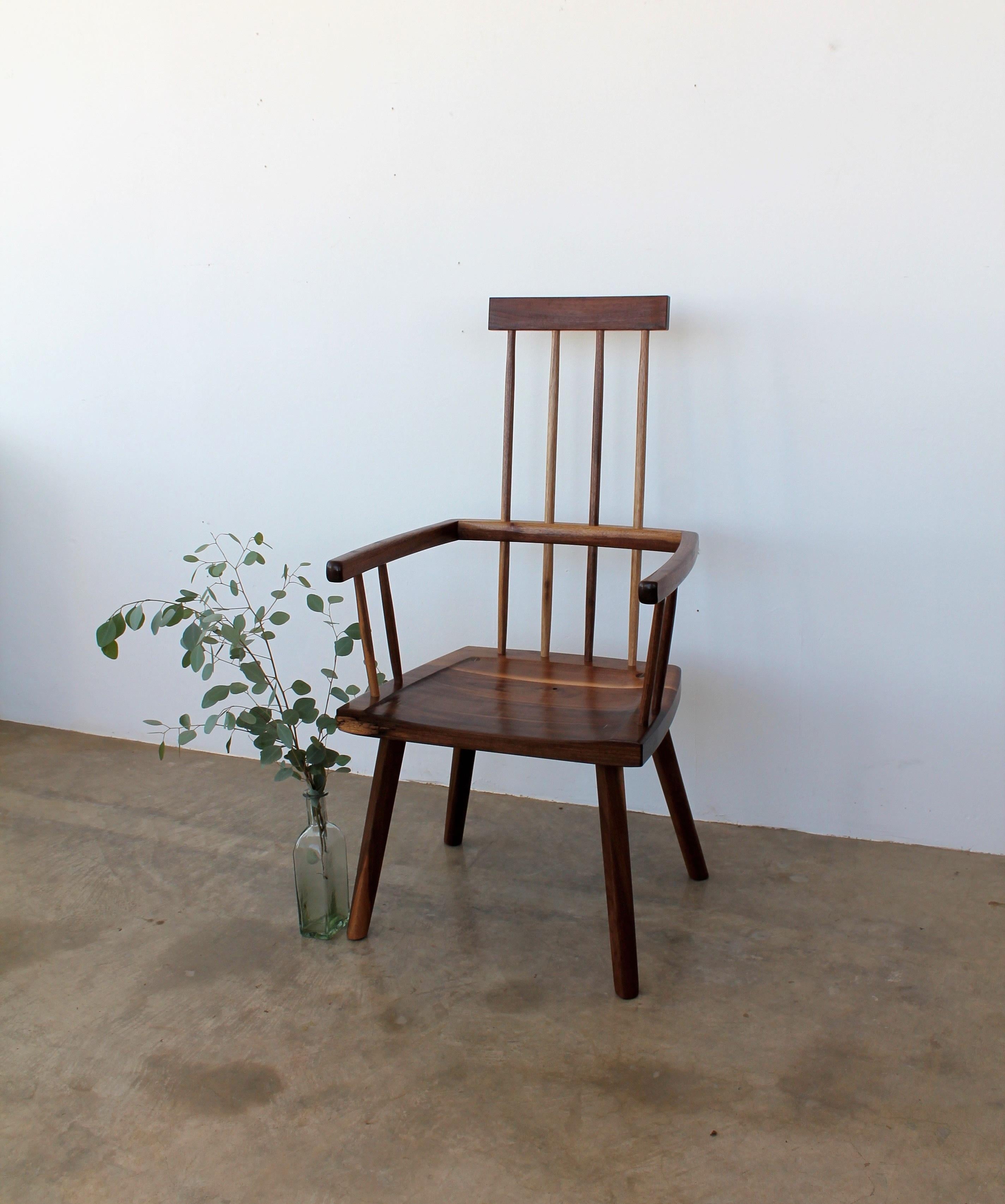 Beachcomber-Stuhl mit Spindelrückenlehne aus Nussbaumholz, auf Lager (amerikanisch) im Angebot