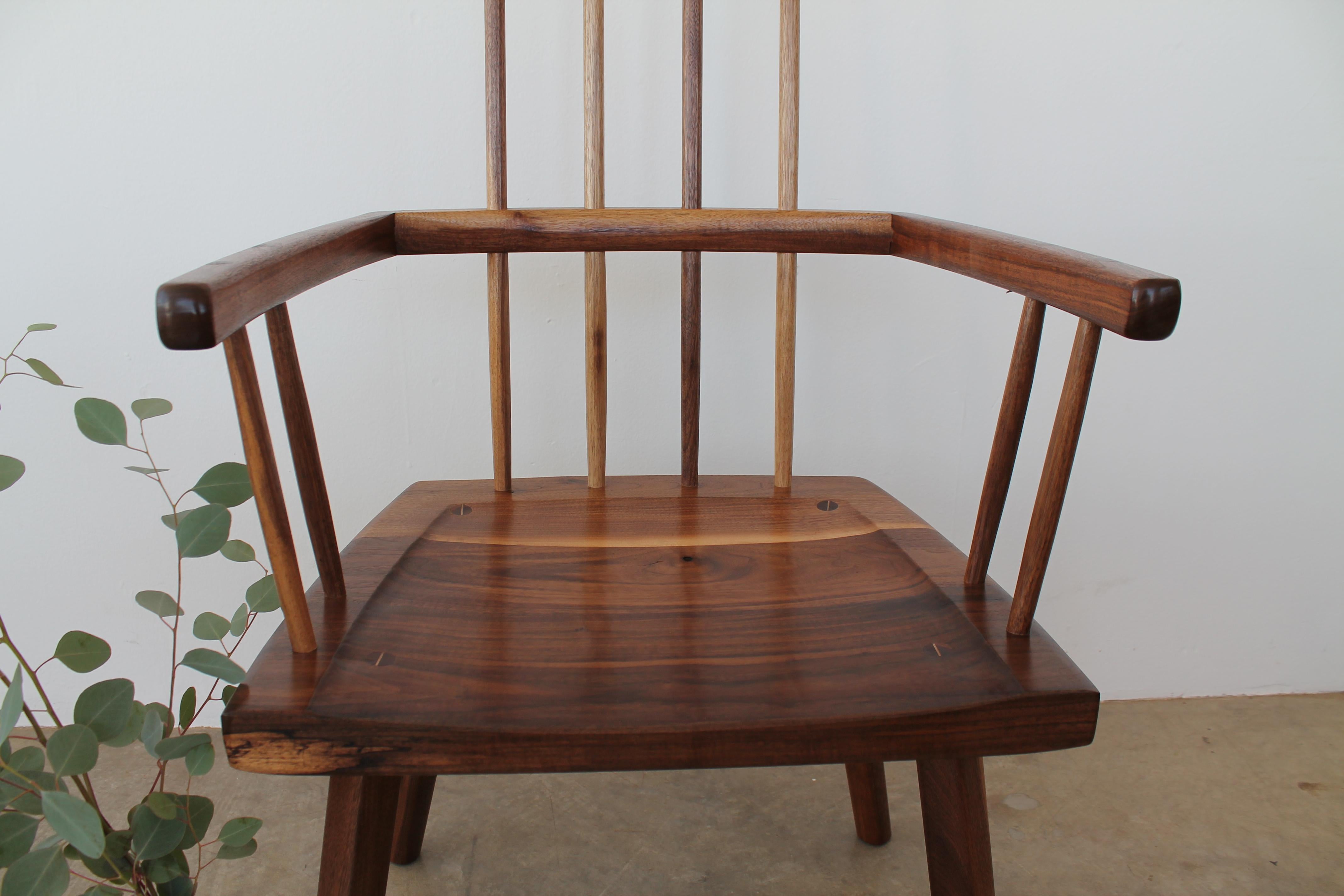 Beachcomber-Stuhl mit Spindelrückenlehne aus Nussbaumholz, auf Lager (Holzarbeit) im Angebot
