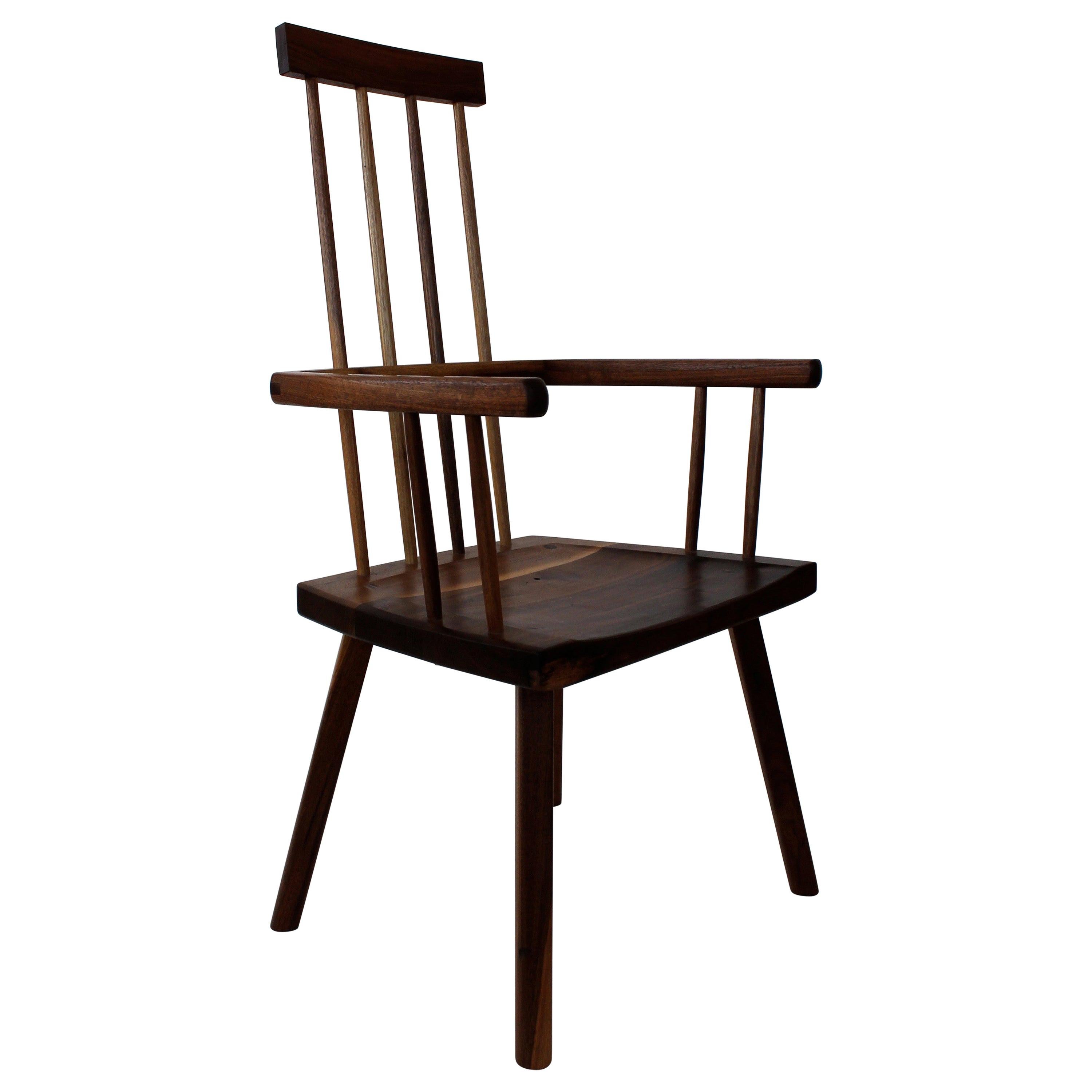Beachcomber-Stuhl mit Spindelrückenlehne aus Nussbaumholz, auf Lager im Angebot