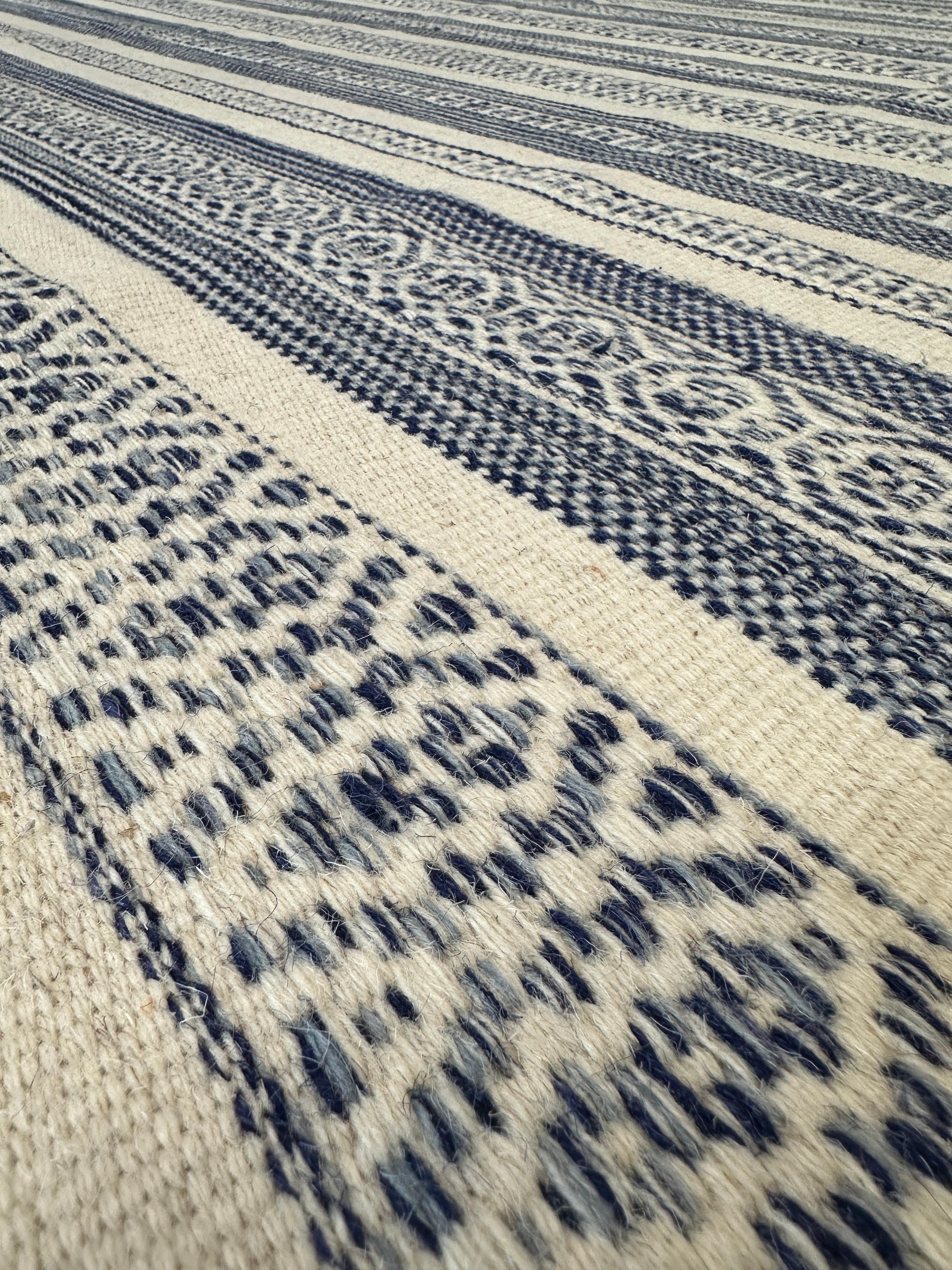 Indiano Rug & Kilim 8x10 Beachy blu e bianco in vendita