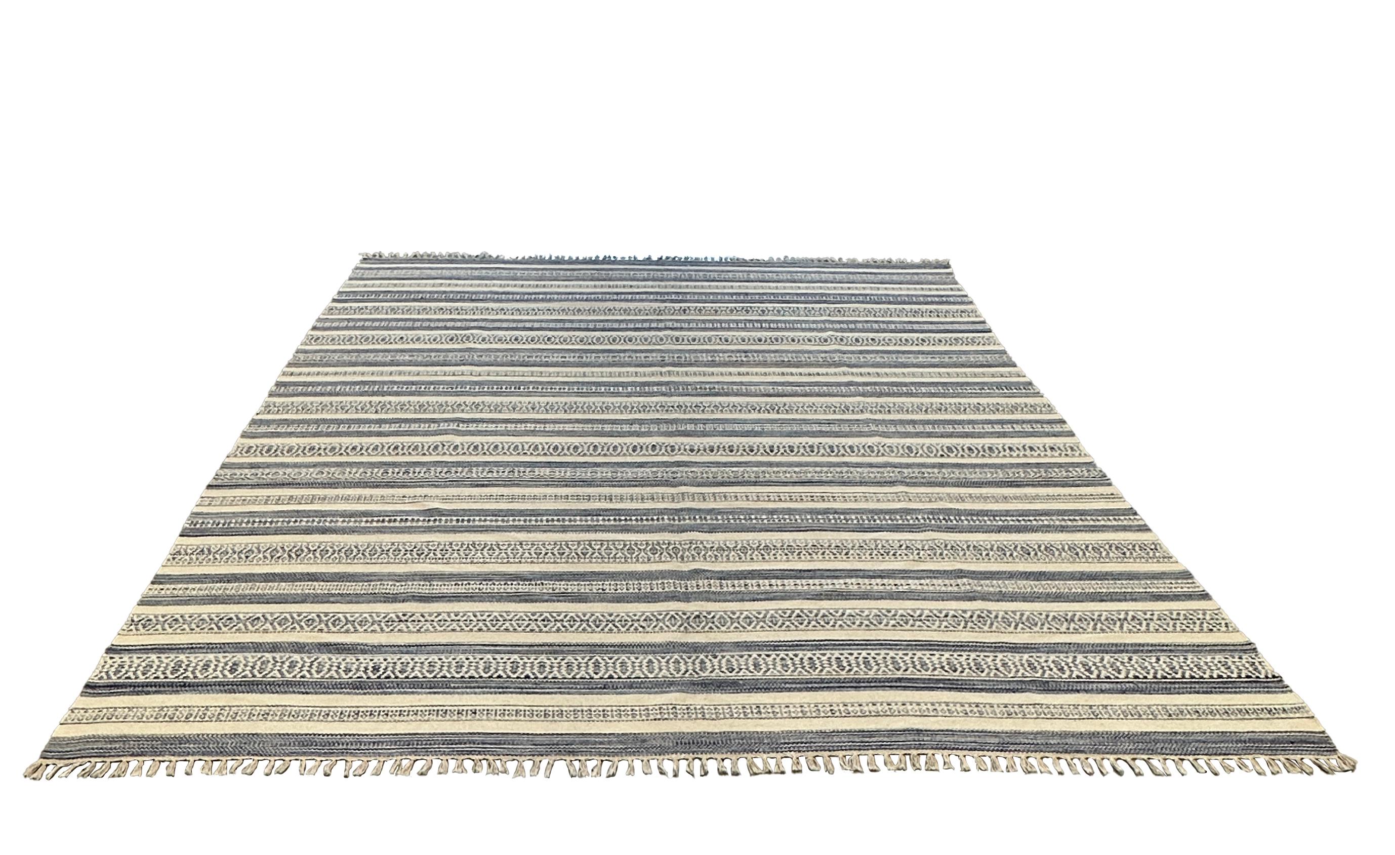 XXI secolo e contemporaneo Rug & Kilim 8x10 Beachy blu e bianco in vendita