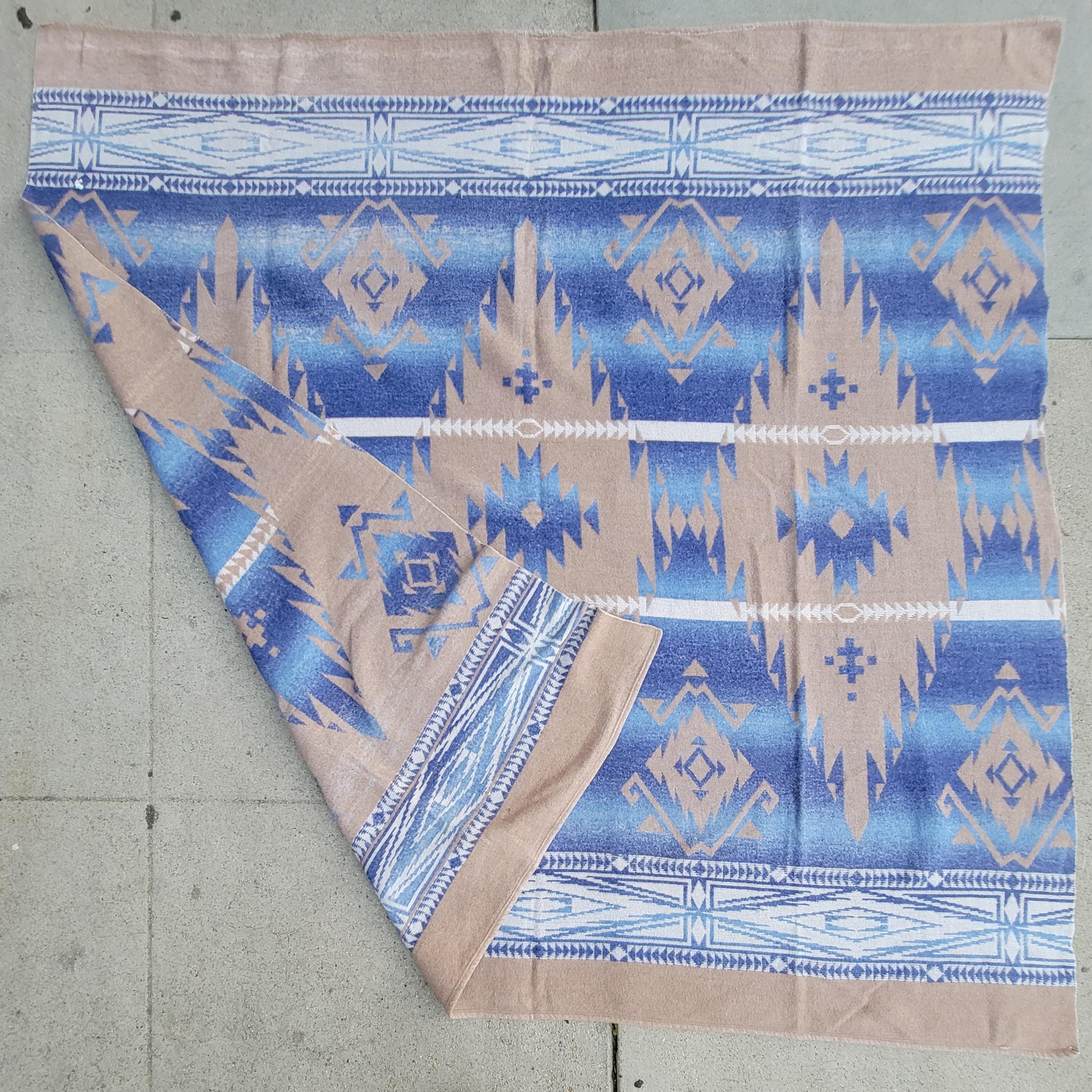 Couverture en forme de beacon avec motif Navajo Bon état - En vente à Los Angeles, CA