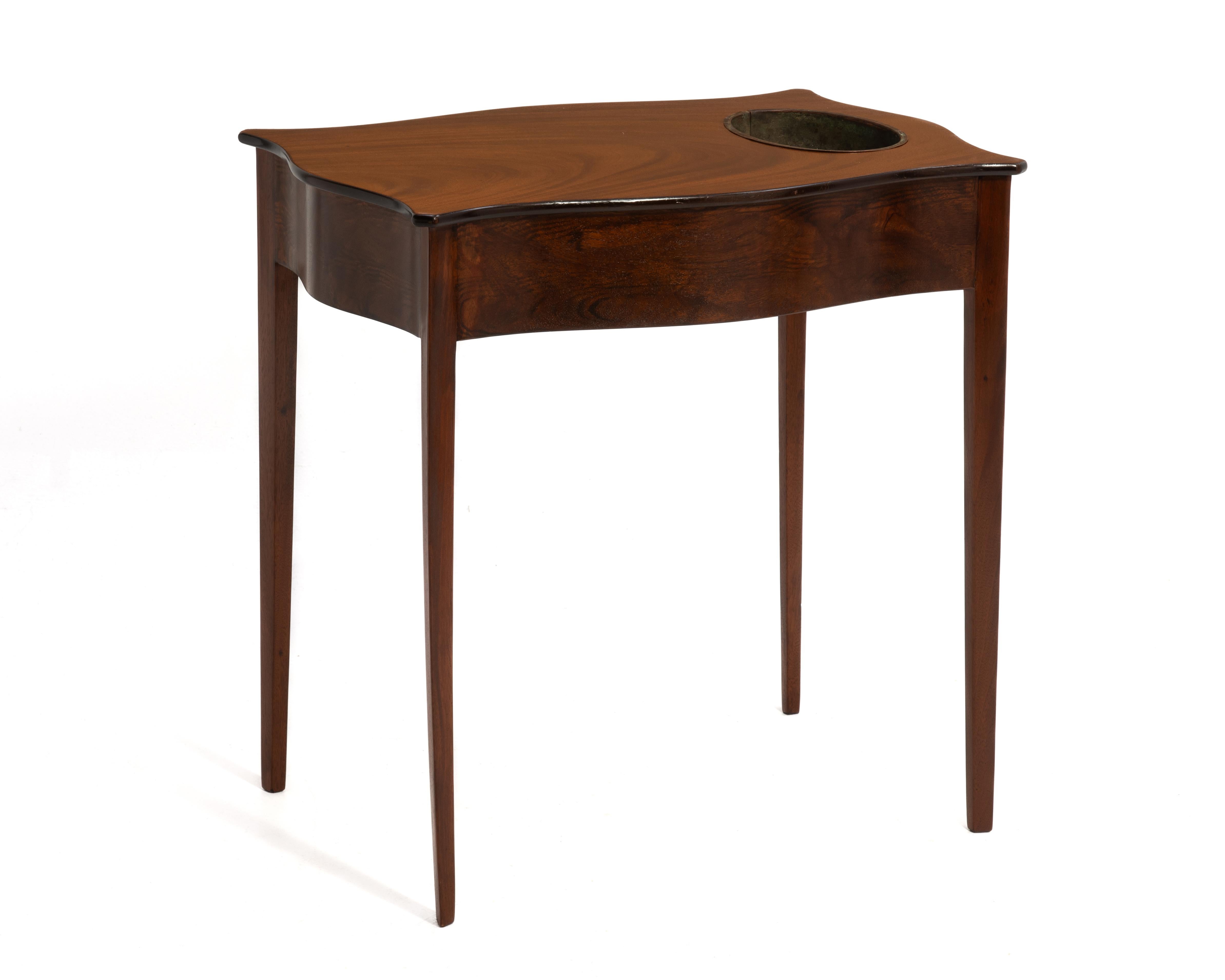 Beacon Hill Collection Federal Reproduction Mahagoni-Pflanzgefäßtisch aus der Federal Reproduction (amerikanisch) im Angebot
