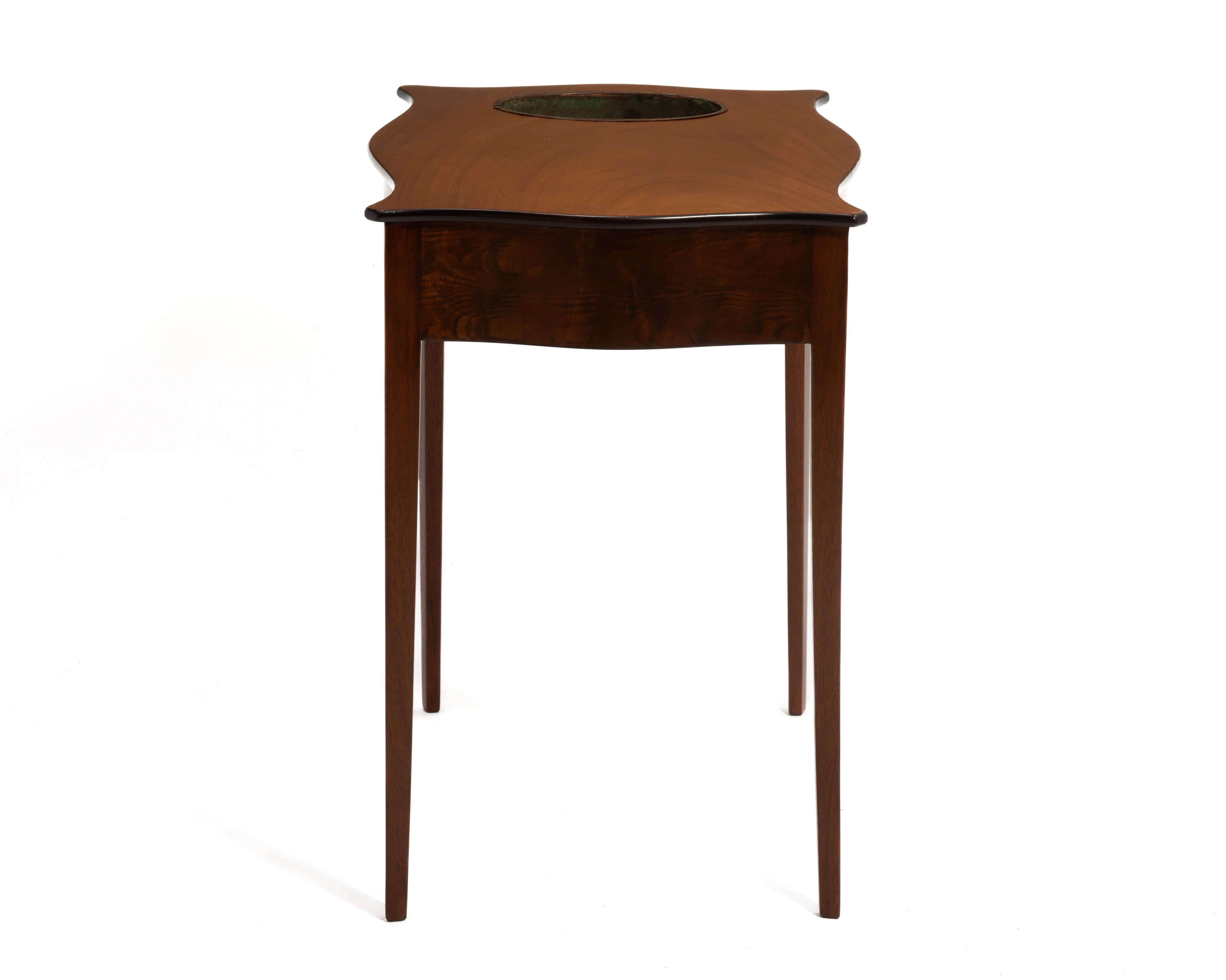 Beacon Hill Collection Federal Reproduction Mahagoni-Pflanzgefäßtisch aus der Federal Reproduction im Zustand „Gut“ im Angebot in Forest Grove, PA