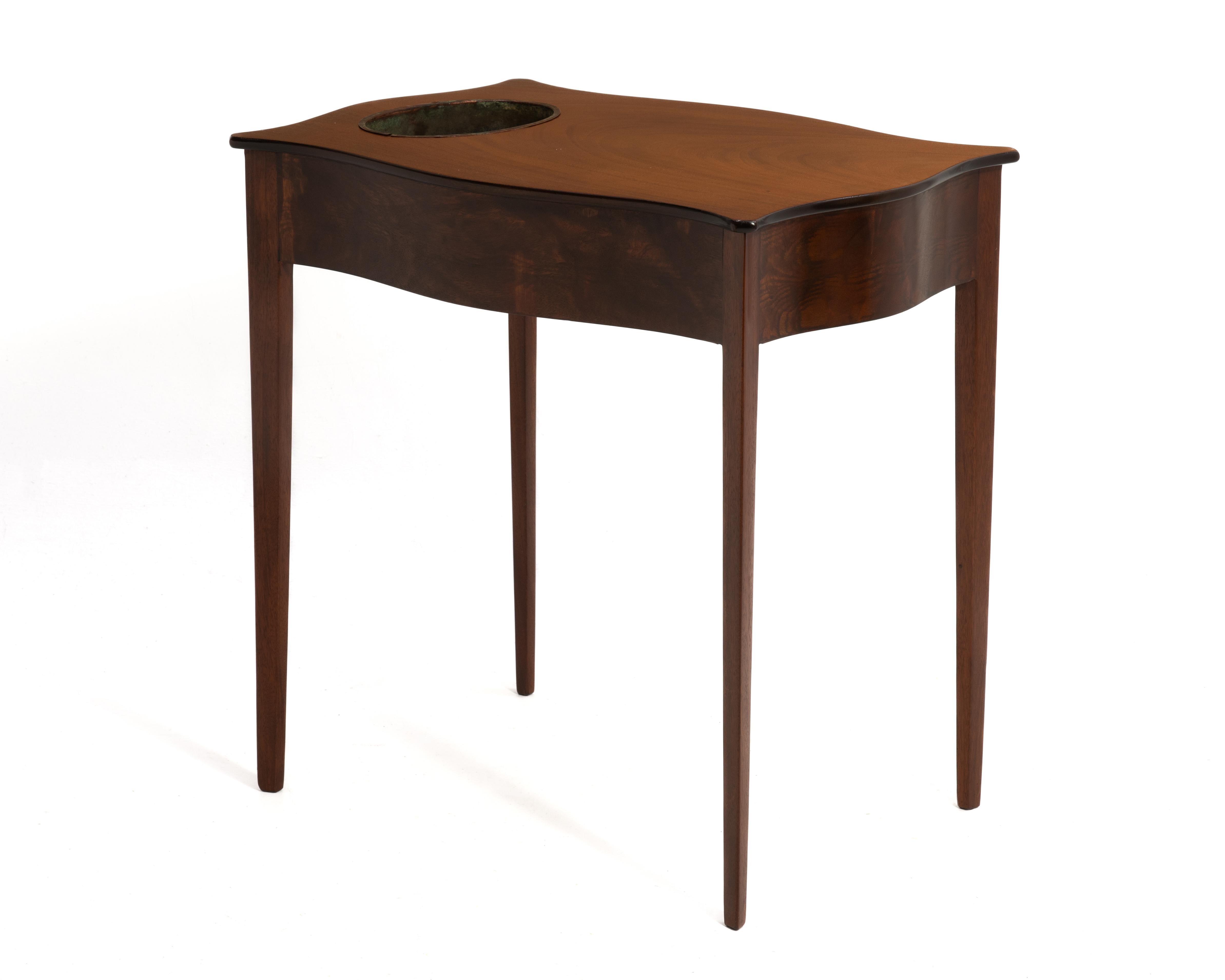 Beacon Hill Collection Federal Reproduction Mahagoni-Pflanzgefäßtisch aus der Federal Reproduction (Mitte des 20. Jahrhunderts) im Angebot