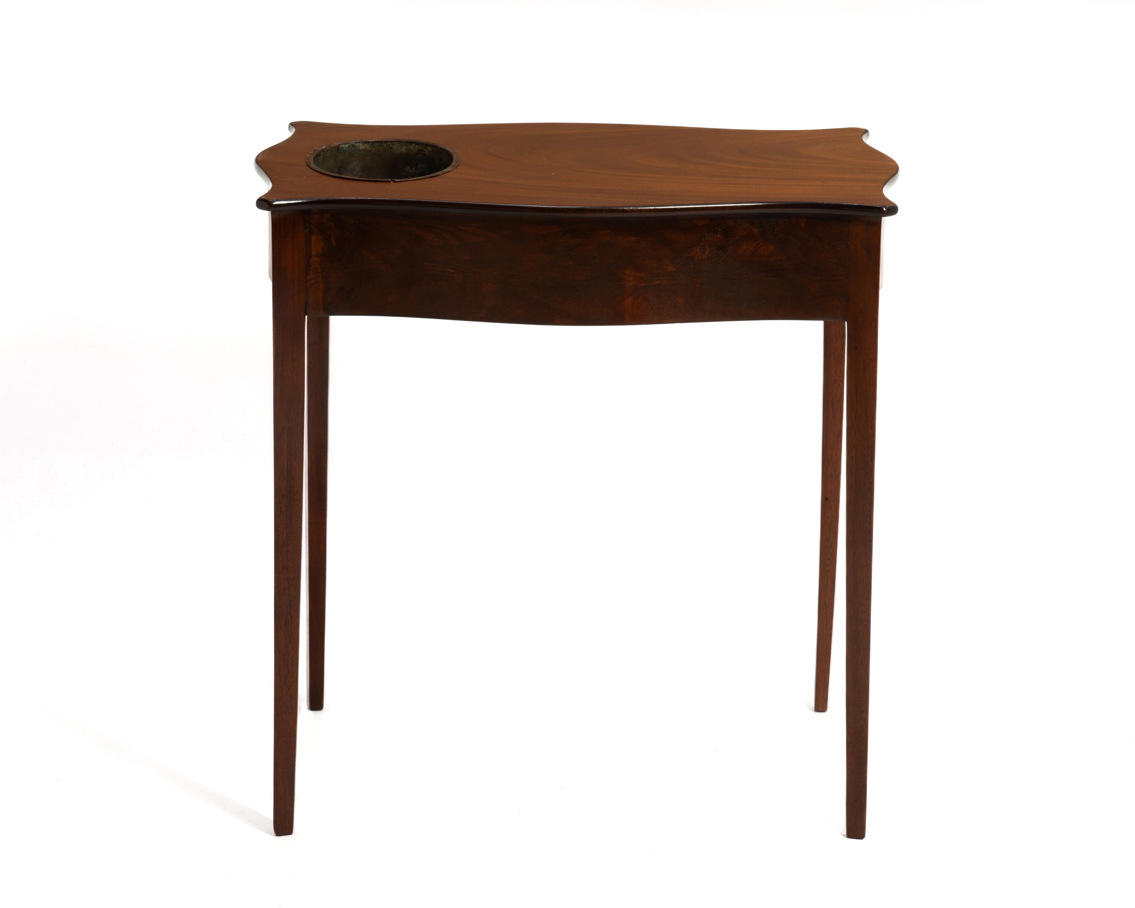Beacon Hill Collection Federal Reproduction Mahagoni-Pflanzgefäßtisch aus der Federal Reproduction (Kupfer) im Angebot