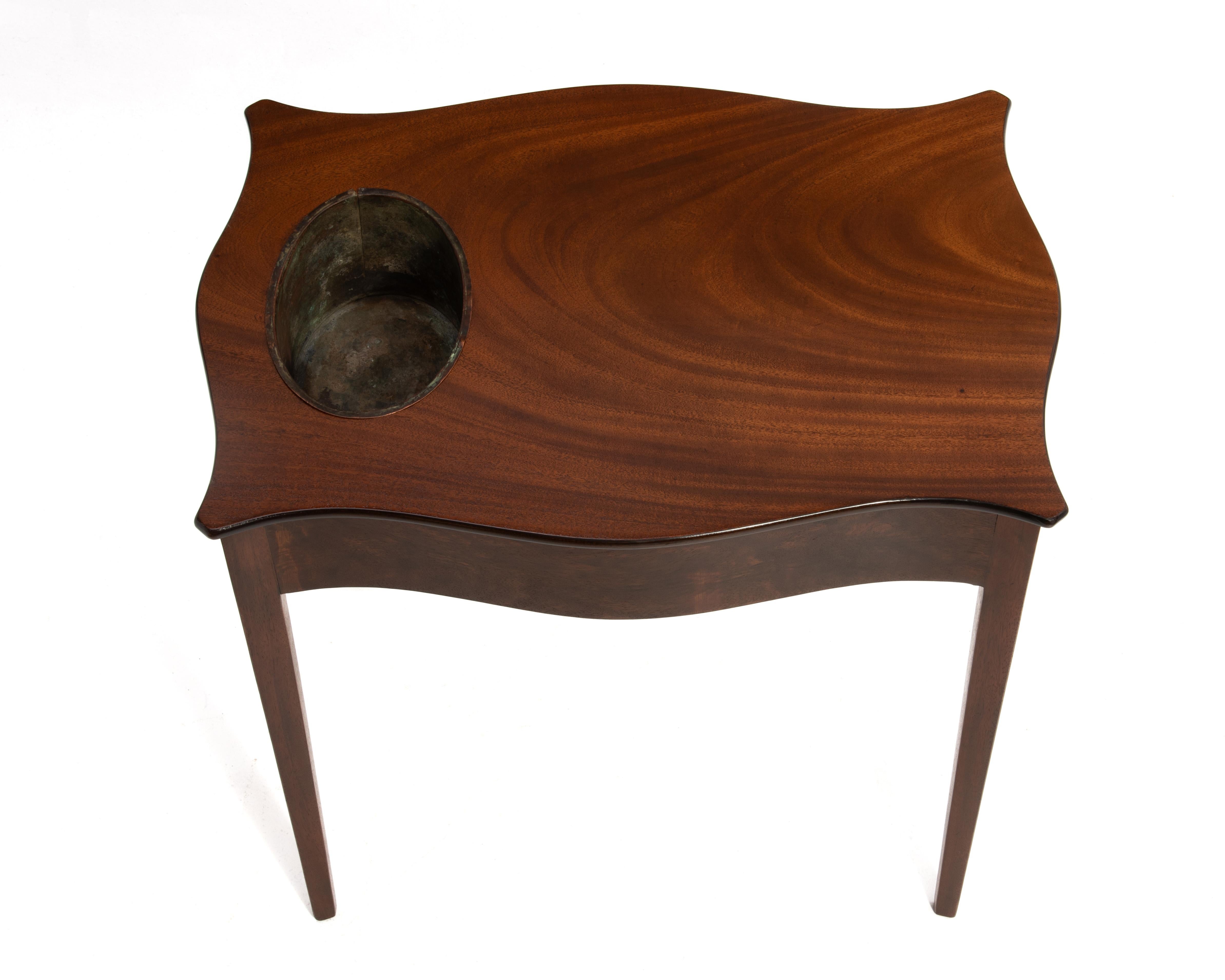 Beacon Hill Collection Federal Reproduction Mahagoni-Pflanzgefäßtisch aus der Federal Reproduction im Angebot 1
