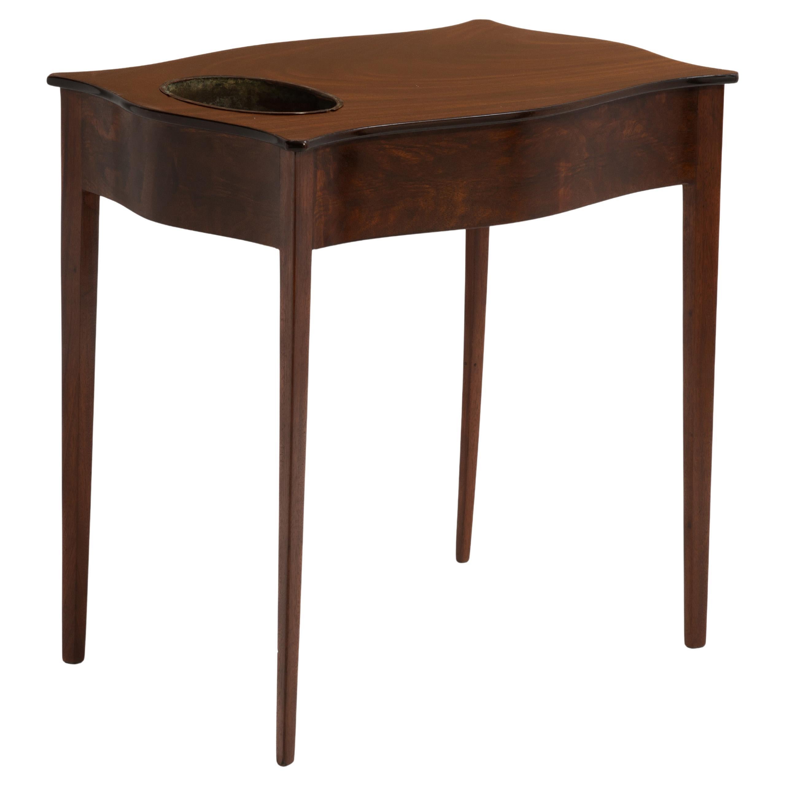 Beacon Hill Collection Federal Reproduction Mahagoni-Pflanzgefäßtisch aus der Federal Reproduction im Angebot