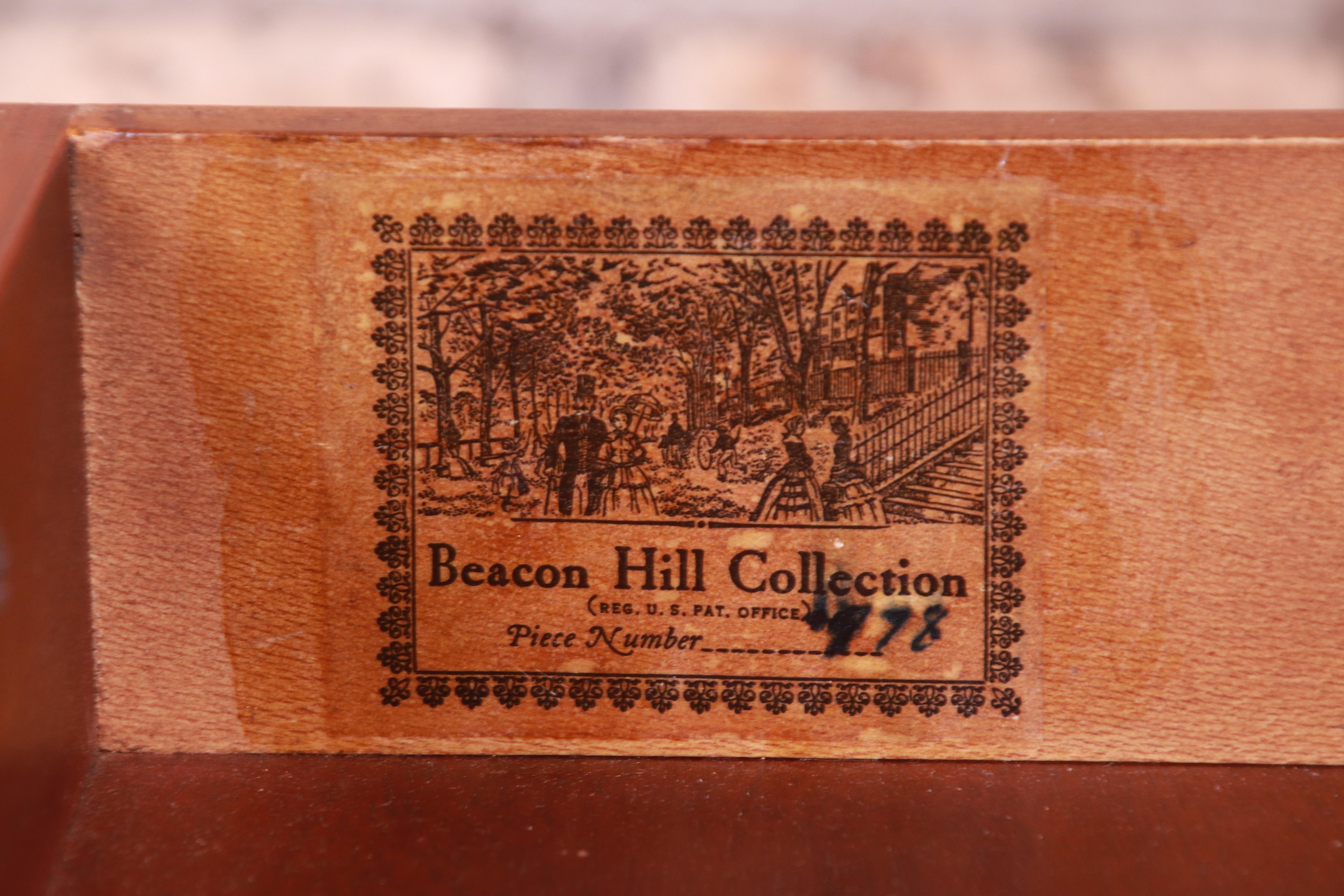 Beacon Hill Collection Federal Style Nachttisch aus Mahagoni mit Bändern im Angebot 8
