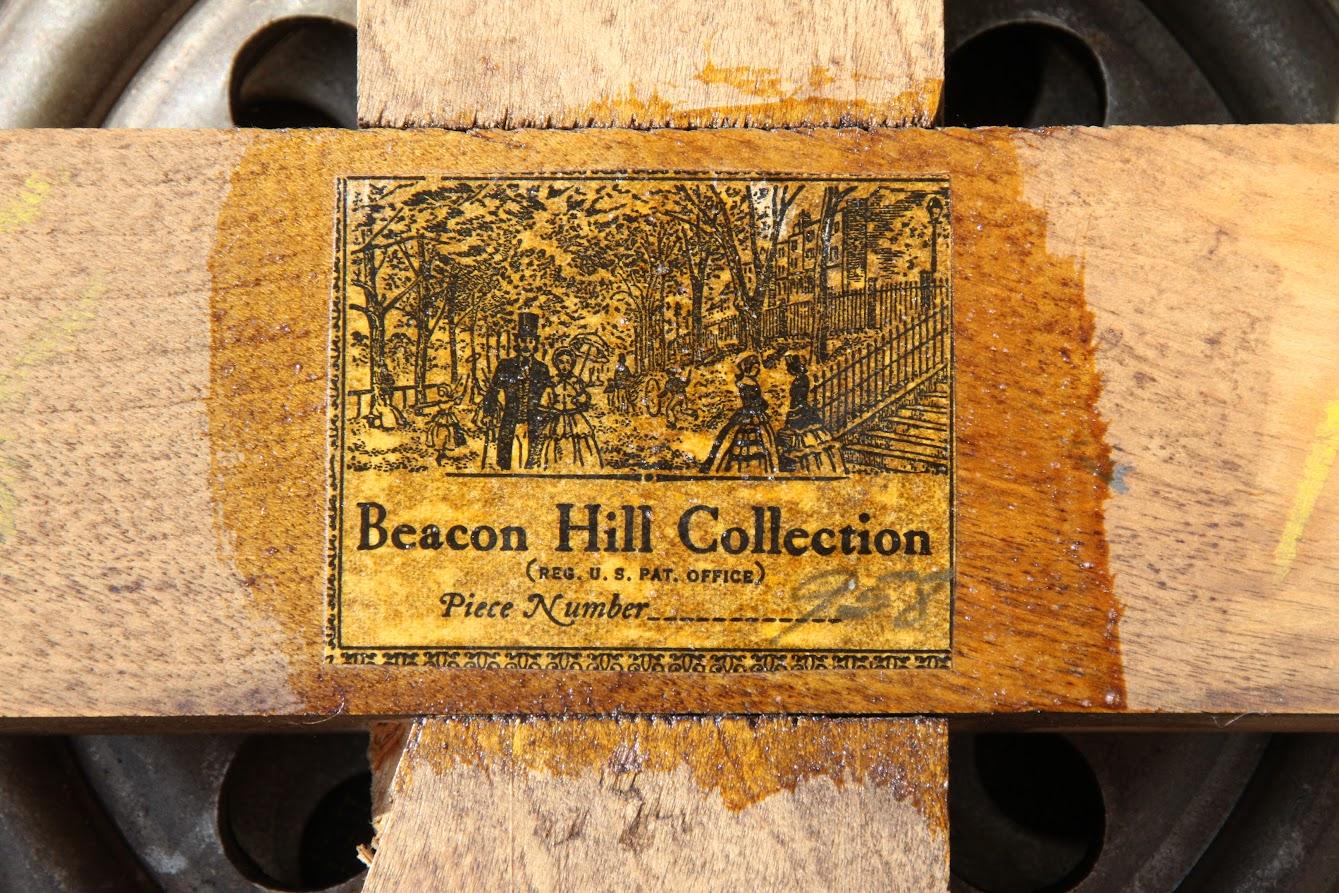 Beacon Hill Collection Schreibtisch und Stuhl im Federal Style (20. Jahrhundert) im Angebot