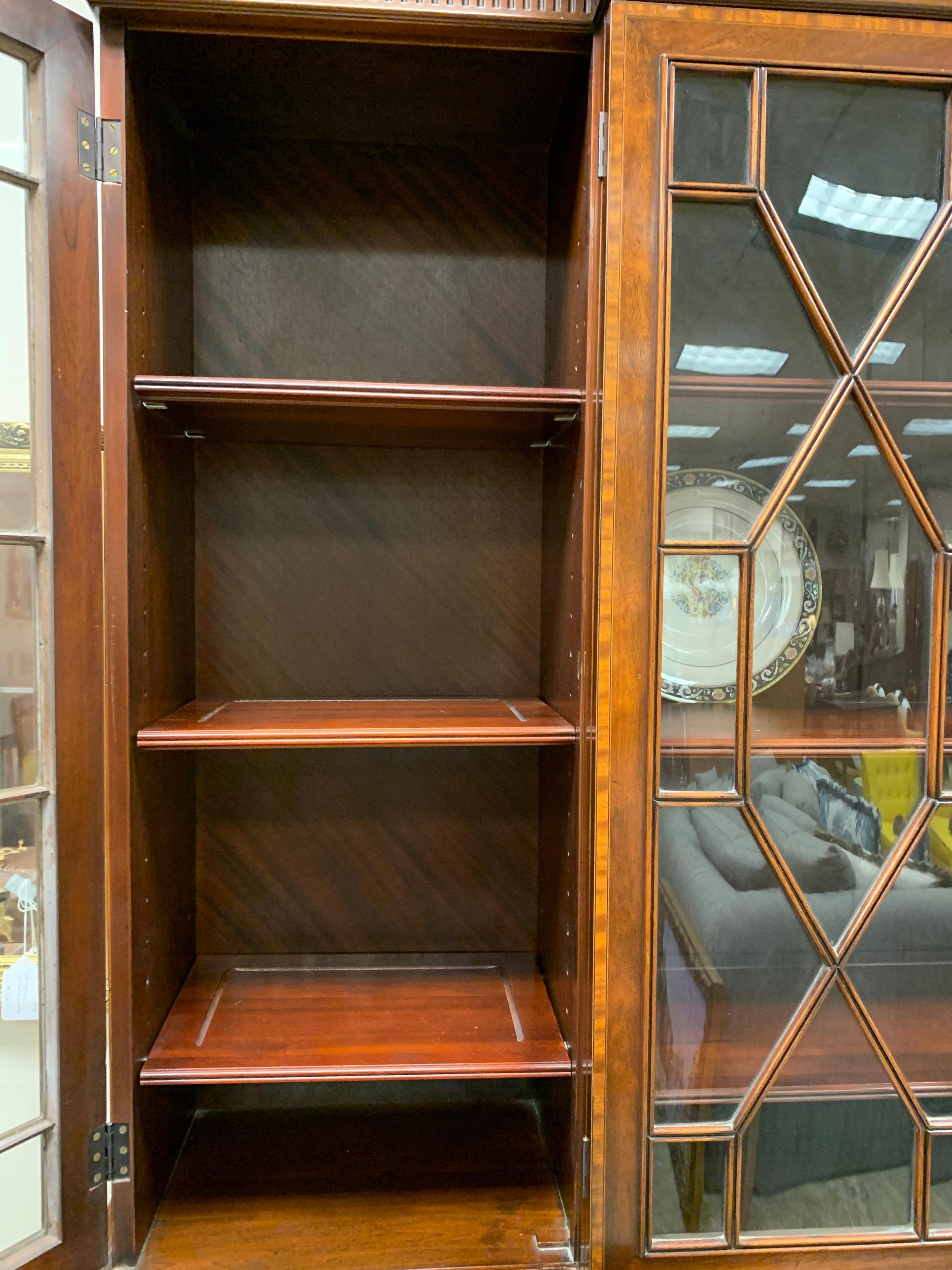 Beacon Hill Flame Mahogany Breakfront China Cabinet In Good Condition In West Hartford, CT